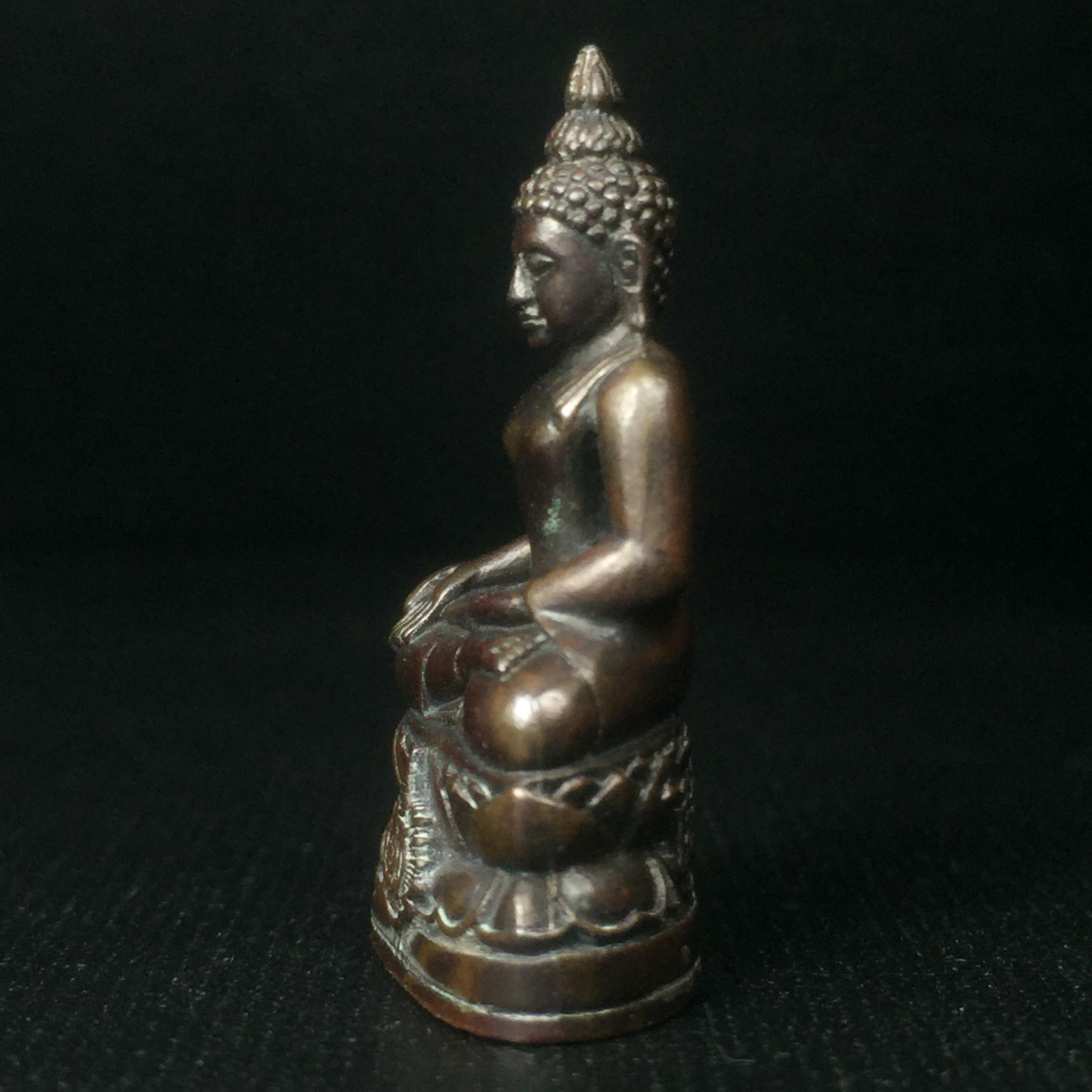 พระกริ่งไพรีพินาศ เฉลิมพระเกียรติ พระบาทสมเด็จพระเจ้าอยู่หัวรัชกาลที่9 พระชนมพรรษา 6 รอบ ปี2542 เนื้อนวโลหะผสมทองคำ(บรรจุเหล็กไหล)ดีนอก-ดีใน