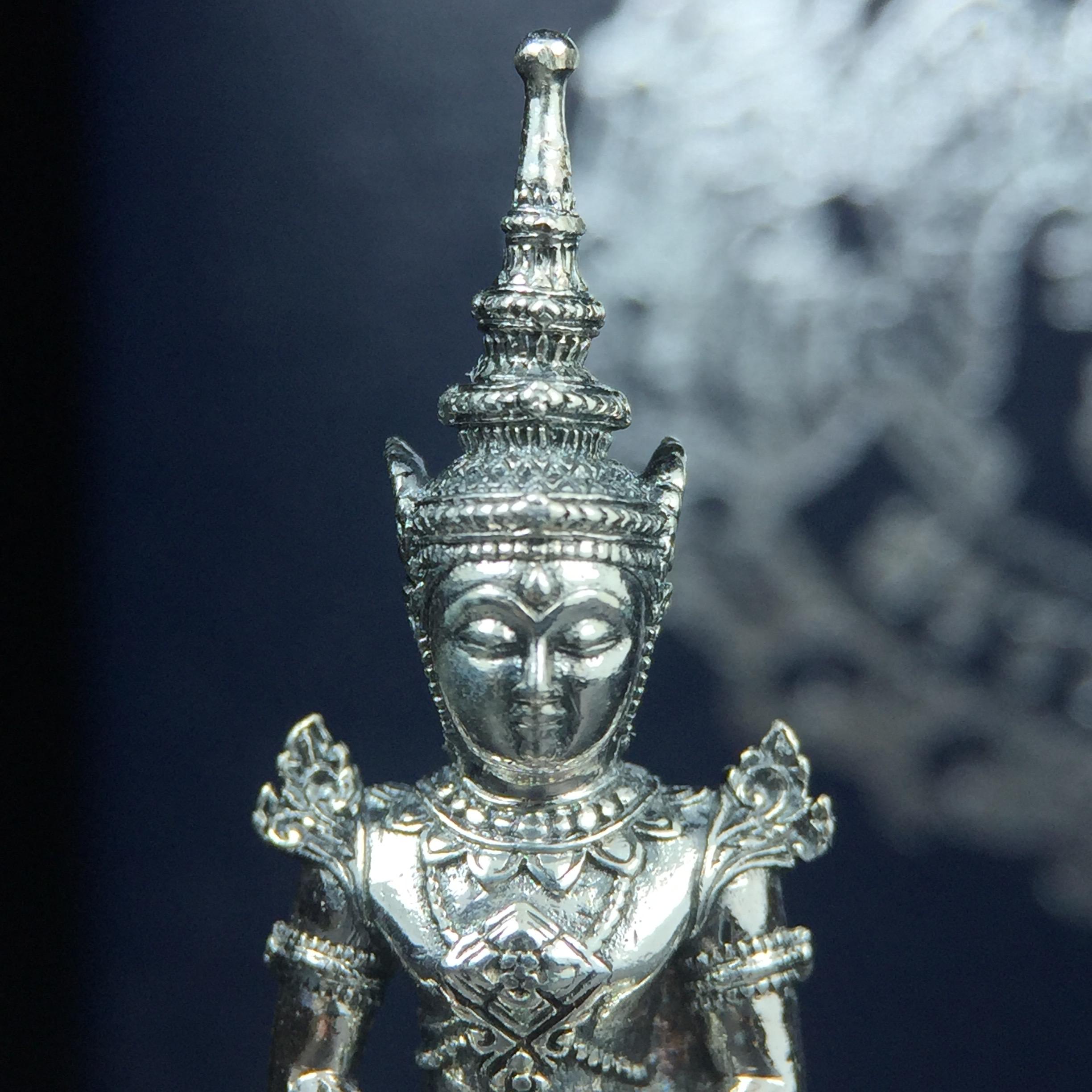 พระแก้วมรกต กรมสรรพสามิตจัดสร้างขึ้นเนื่องในโอกาสครบรอบ 64 ปีของกรมสรรพสามิต และเนื่องในวโรกาสที่พระบาทสมเด็จพระเจ้าอยู่หัวทรงครองราชย์ครบ 50 ปีในปีกาญจนาภิเษก เมื่อ พ.ศ.2539 เนื้อเงินรมดำขัดเงาพร้อมกล่องบรรจุเดิม