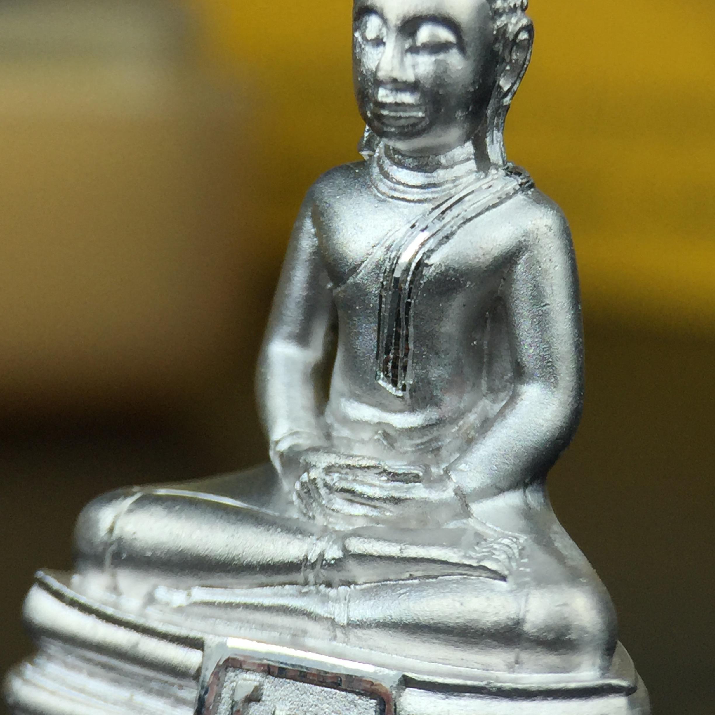 พระพุทธโสธร คุ้มเกล้าฯ ภปร.(ใต้ร่มพระบารมี คุ้มเกล้า) 60ปี รพ.ภูมิพลฯ พ.ศ.2552 เนื้อเงิน ชุบทองคำขาว(ลอยองค์พิมพ์ กลาง ขนาด 26*18.5 มม.) 1 ใน 5000 องค์ หายาก