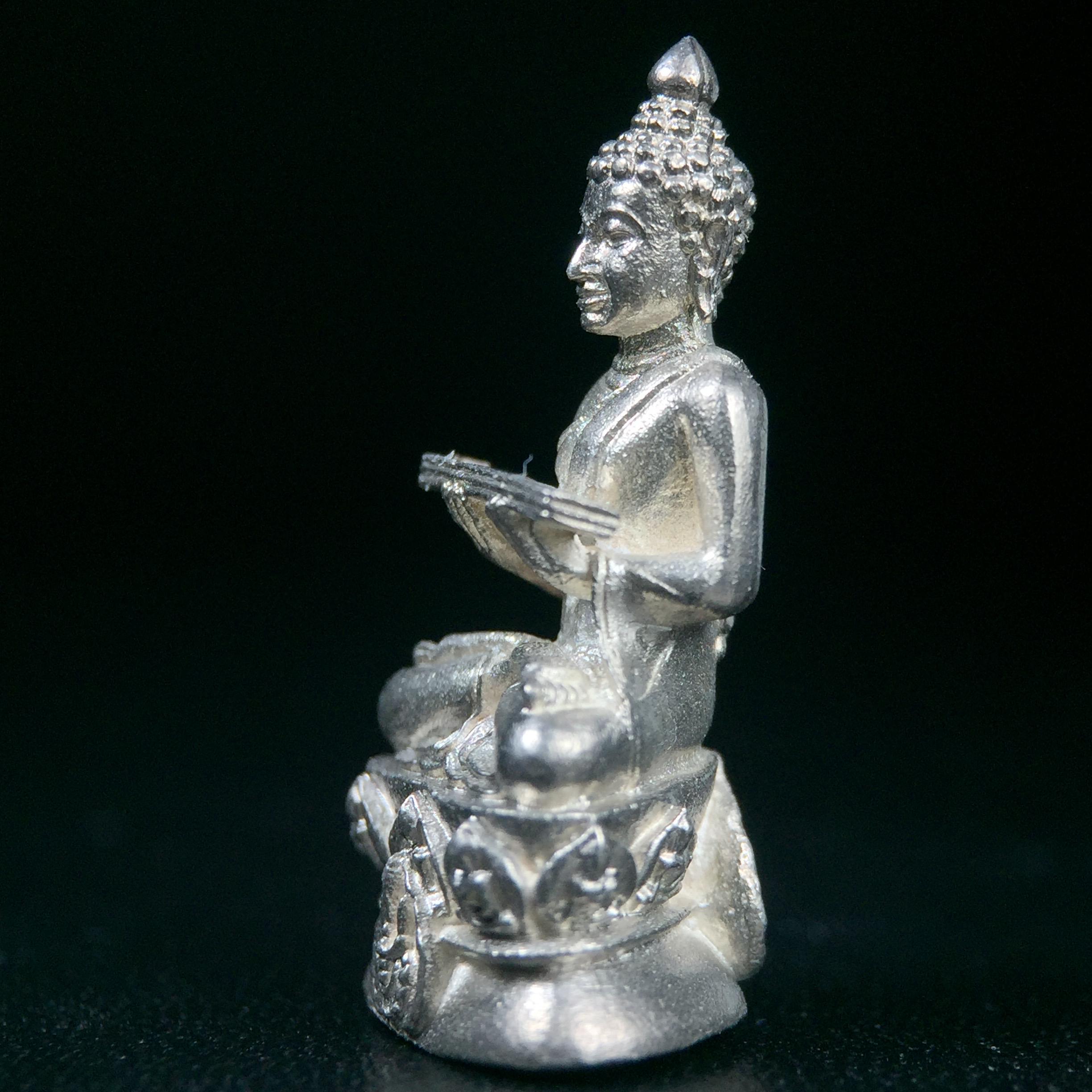 พระกริ่งปรมานุชิตชิโนรส วัดพระเชตุพนวิมลมังคลาราม(วัดโพธิ์) ปี2533 เนื้อเงิน ( ในหลวงรัชกาลที่9เสด็จเททอง)พิธีใหญ่ งดงามด้วยพุทธศิลป์เปี่ยมด้วยพุทธคุณ อีกหนึ่งรุ่นที่แนะนำสะสมบูชา