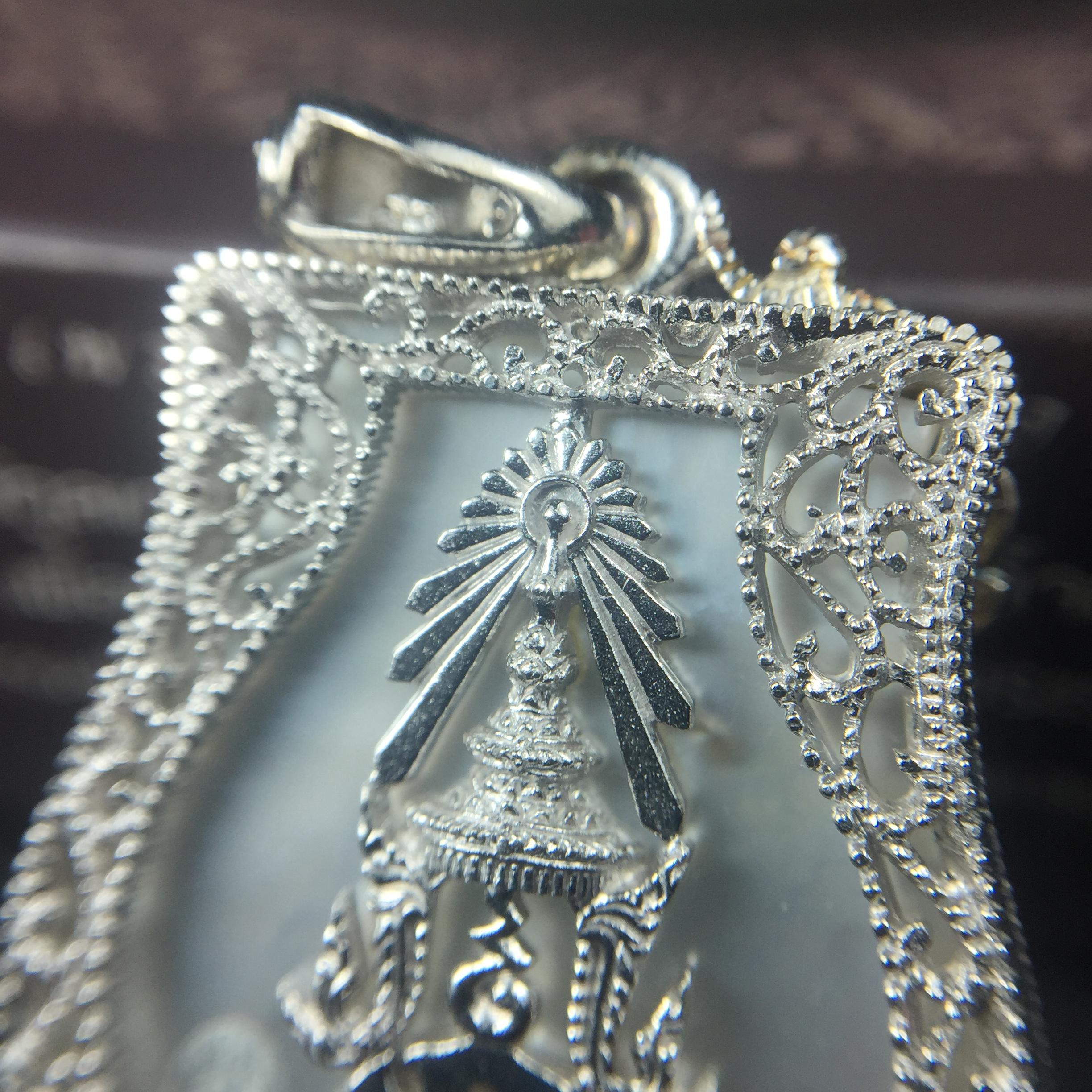 พระพุทธชินราช ภปร. โครงการ "เพราะแผ่นดินนี้ คือ แผ่นดินเกิด" ปี2548(รุ่นแรก) เหรียญทรงเสมา ขนาด 21 x 29 มม.เนื้อเงินสามกษัตริย์ องค์พระชุบสามกษัตริย์ ล้อมด้วยกรอบเงินชุบทองคำขาวสลักเสลาเป็นลวดลายละเอียดอ่อน ส่วนพื้นองค์พระเป็นเปลือกหอยมุขงดงาม