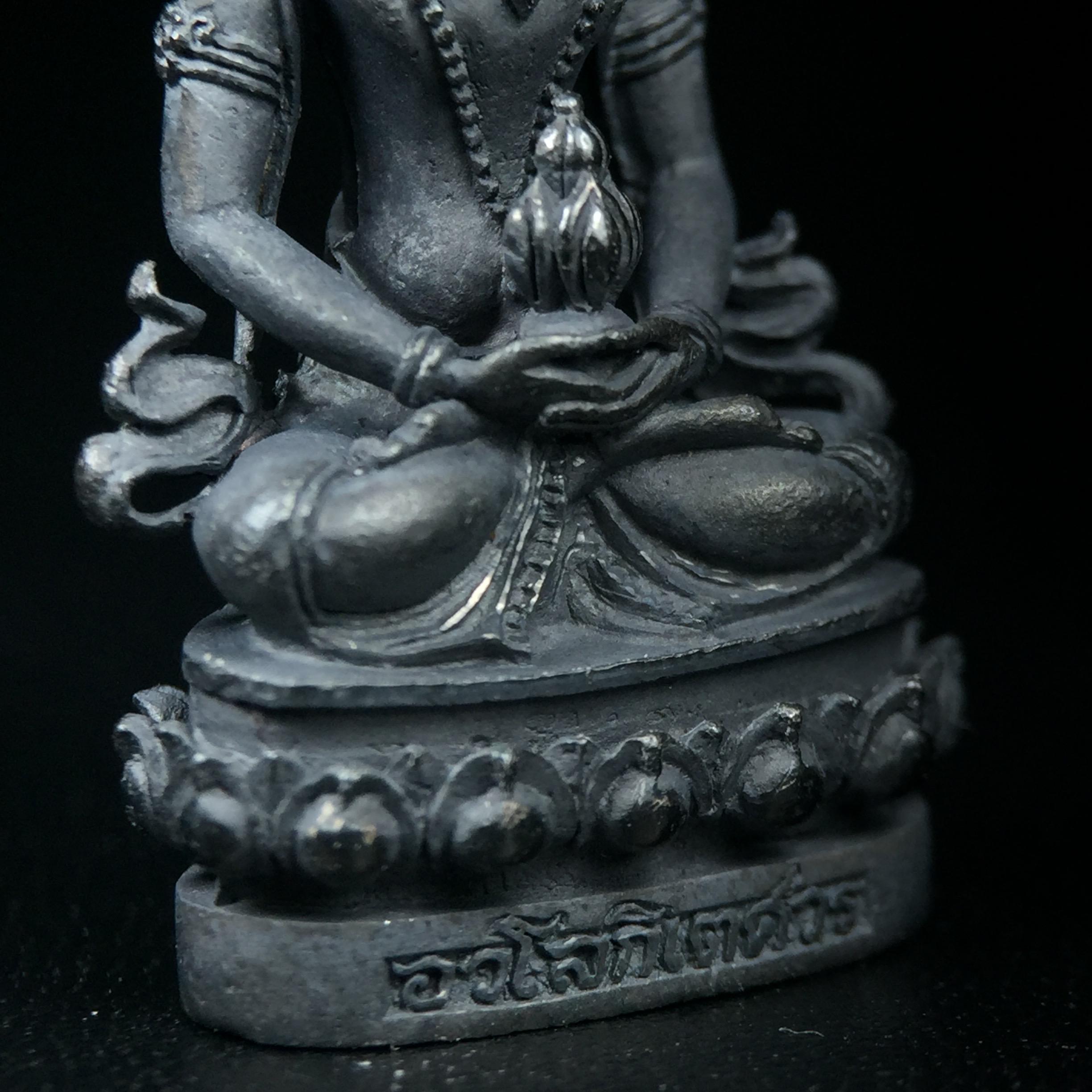 พระกริ่งอวโลกิเตศวร ( เจ้าแม่กวนอิม ) วัดโพธิ์แมนคุณาราม เนื้อเงิน พ่นทราย(ผิวเดิม กลับดำสนิทเข้มขลัง เสน่ห์ของพระเนื้อเงิน) รุ่นอุดมโภคทรัพย์ พ.ศ.2539(อีกหนึ่งรุ่นยอดนิยม พุทธศิลป์สวยงดงาม)