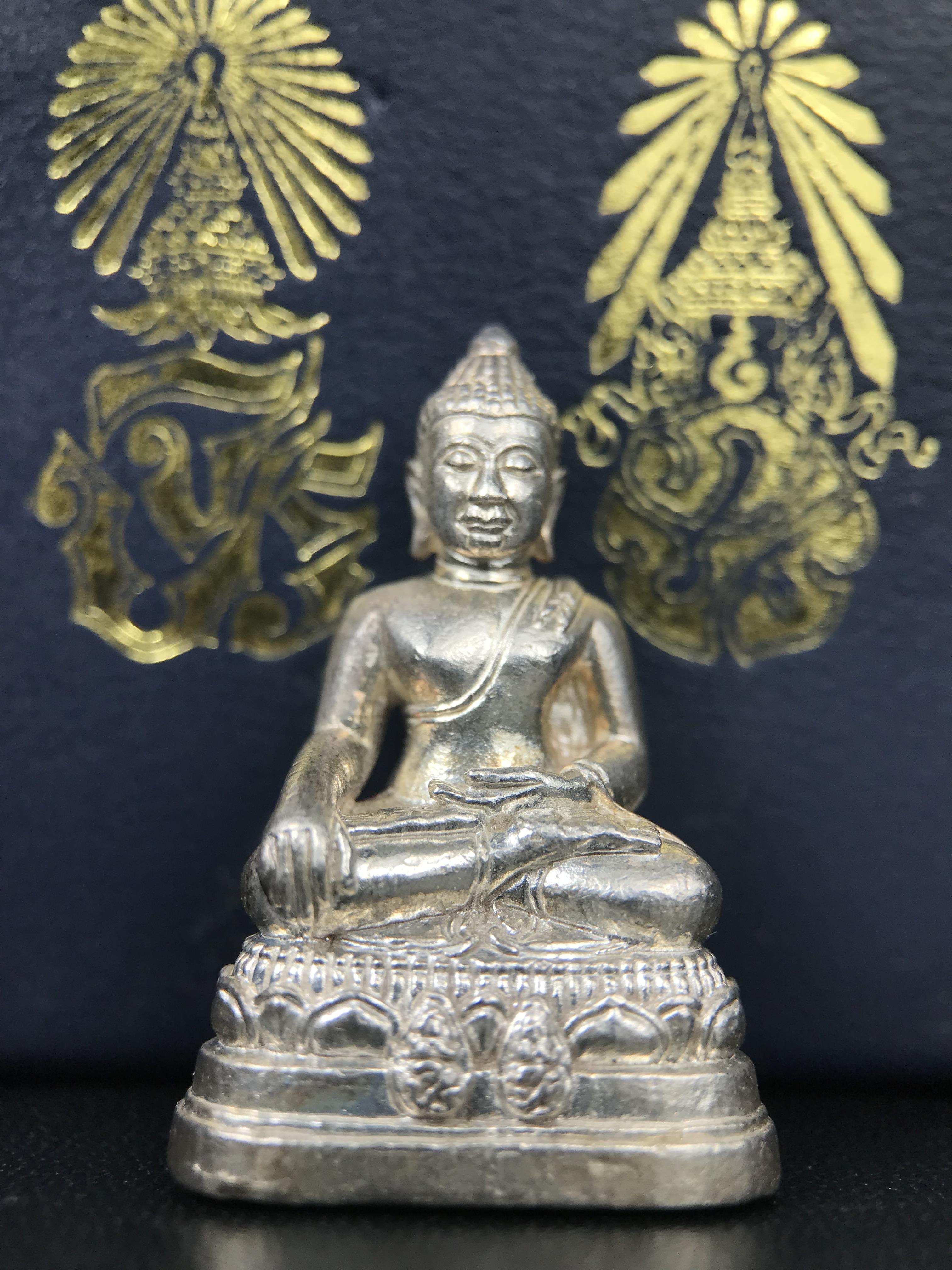 พระกริ่งพระพุทธนรสีห์ จปร.+ภปร. ครบรอบ 100 ปี ธนาคารไทยพาณิชย์ ปี 2550 พระกริ่งเนื้อเงิน(หายาก)(พุทธศิลป์งดงาม)ด้านหน้าฐานประดับด้วยตราสัญลักษณ์ "จปร" และ "ภปร" (องค์เนื้อเงินสร้างน้อย พบเจอน้อยหายาก)1 ใน 2500 องค์