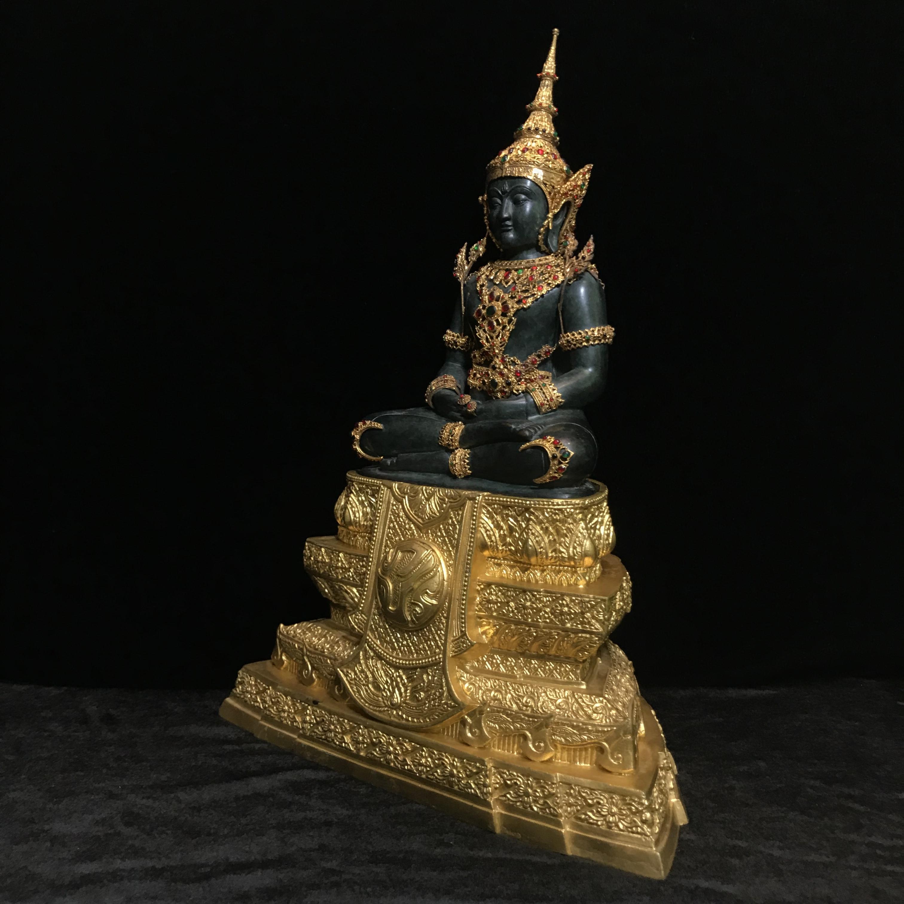 พระพุทธมหามณีรัตนปฏิมากร จำลอง (พระแก้วมรกต) ขนาดบูชาหน้าตัก 5 นิ้ว ตราสัญลักษณ์ ภ.ป.ร. รุ่นแรก ปี2547 เนื้อนวโลหะเคลือบสีเขียว(เครื่องทรงนวโลหะชุบทอง)