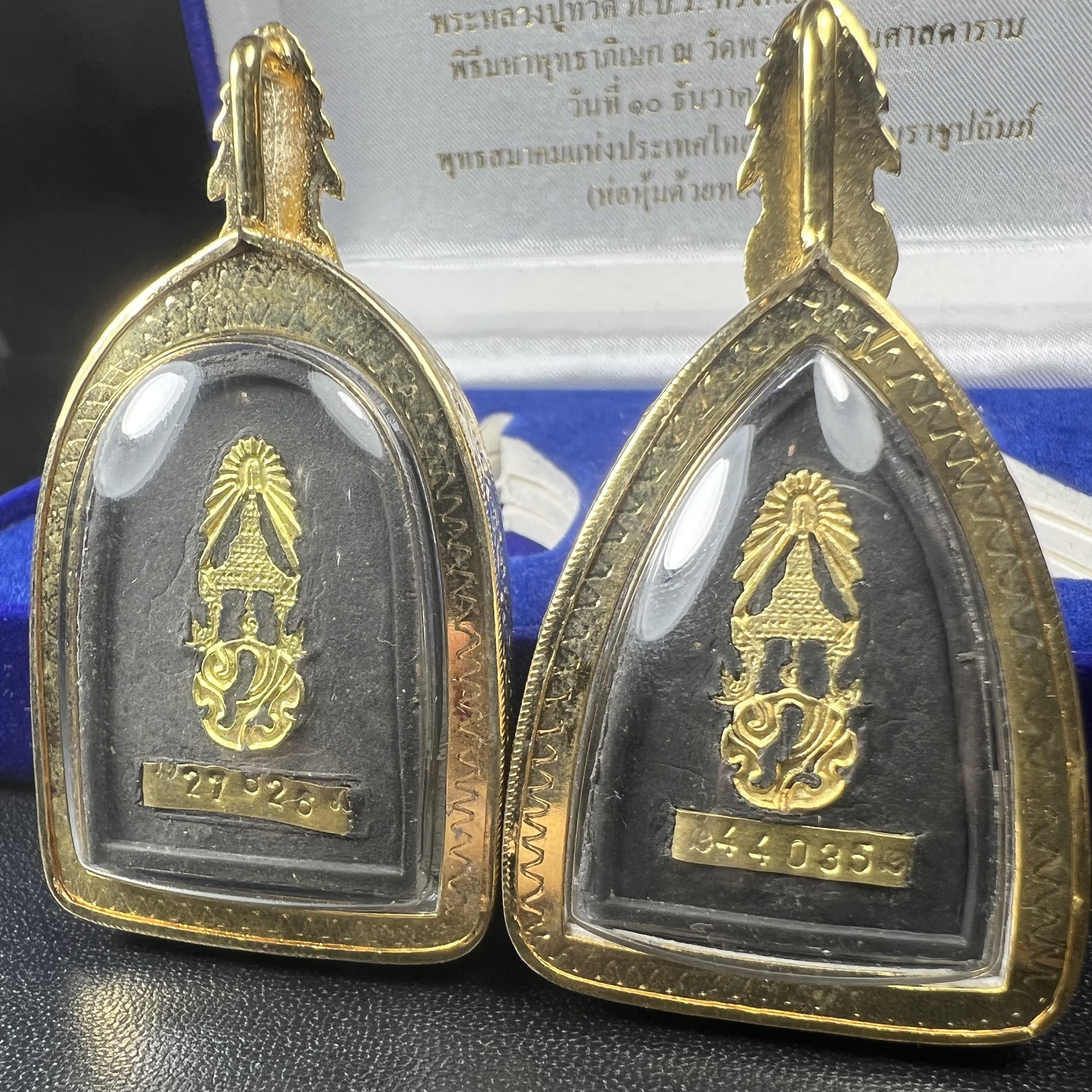 พระคู่ชุดของขวัญ พระหลวงปู่ทวด ภปร.ปี2547 ทรงกลีบบัวและกลีบขนุน(พิมพ์เตารีดและพิมพ์พระรอด)(ชนวนเก่า)เนื้อว่านด้านหลังมี ภปร. เป็นโลหะผสมสูง 3.3ซม.พิธีใหญ่ มวลสารดี ปลุกเสกวัดพระแก้ว(พร้อมกล่องบรรจุเดิม งานเลี่ยมกรอบเดิมจากผู้จัดสร้างห่อหุ้มด้วยทองนพเกล้า)