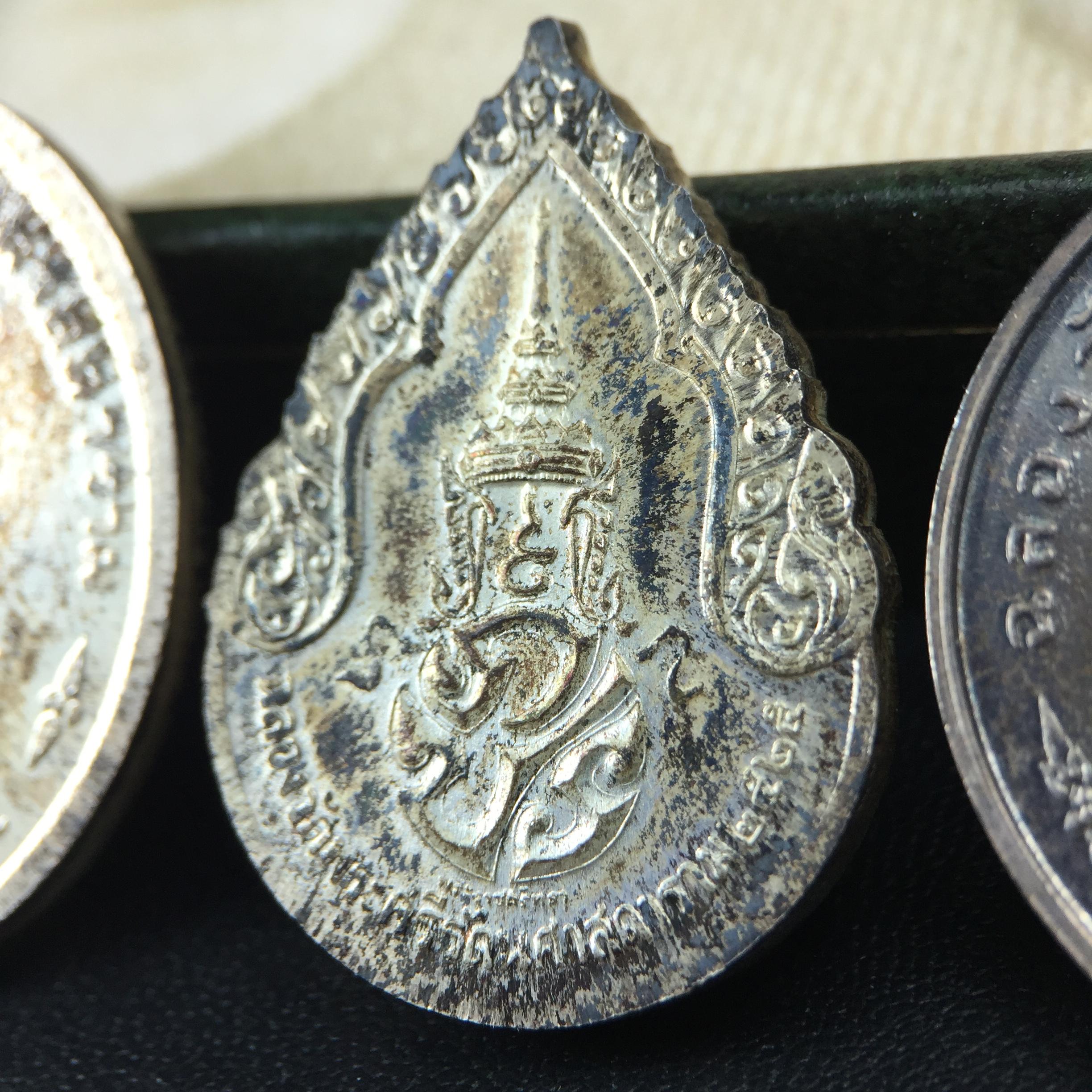 เหรียญพระแก้วมรกตหลัง ภปร. ฉลองกรุงรัตนโกสินทร์ครบ 200 ปี พ.ศ.2525 เนื้อเงิน(ผิวเดิม สวย)กล่องบรรจุเดิมครบ3พิมพ์(บล็อกพระราชศรัธา)(ในหลวงรัชกาลที่9 เสด็จในพิธี)ชอบเก็บแบบผิวเดิมๆชุดนี้เลยแนะนำ ผิวเดิมสวยมาก เสน่ห์พระเนื้อเงิน