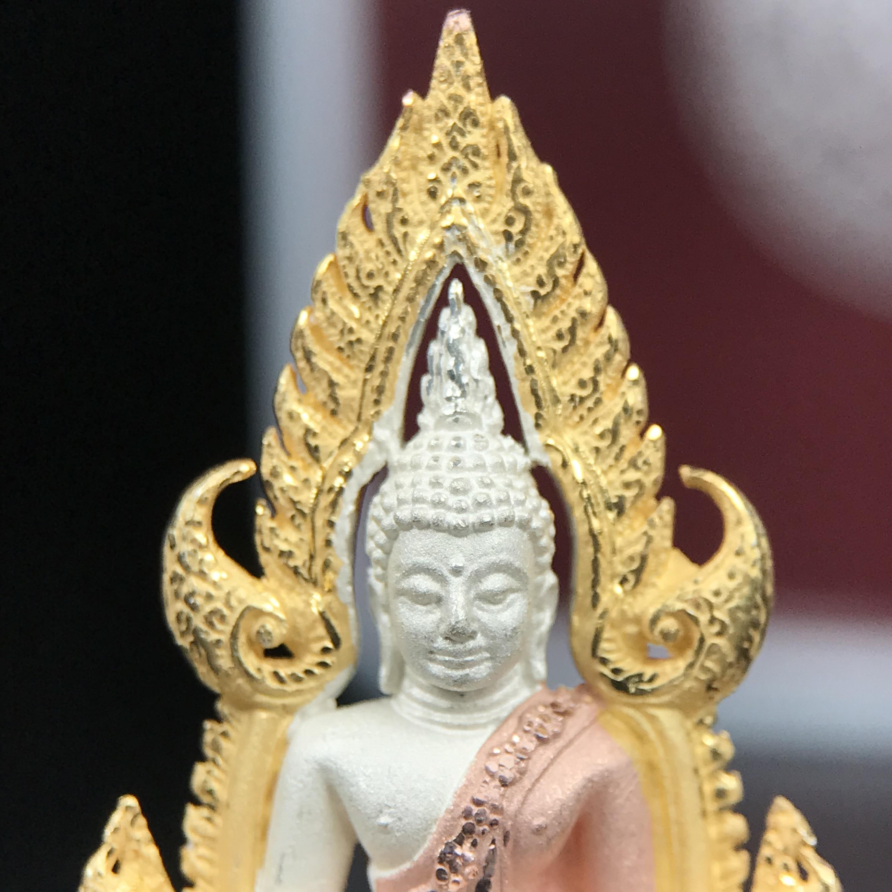 พระพุทธชินราช รุ่น ประวัติศาสตร์ มูลนิธิเพื่อตำรวจไทยจัดสร้าง ปี 2562 เนื้อเงินชุบสามกษัตริย์ขัดเงา พิมพ์พระพุทธชินราช ลอยองค์ แบบจิวเวอร์รี่(ขนาดสูง 3.5 ซม.) (สภาพ สวย ซีนซองเดิม กล่องบบรรจุเดิมครบสมบูรณ์)1 ใน 1999 องค์)