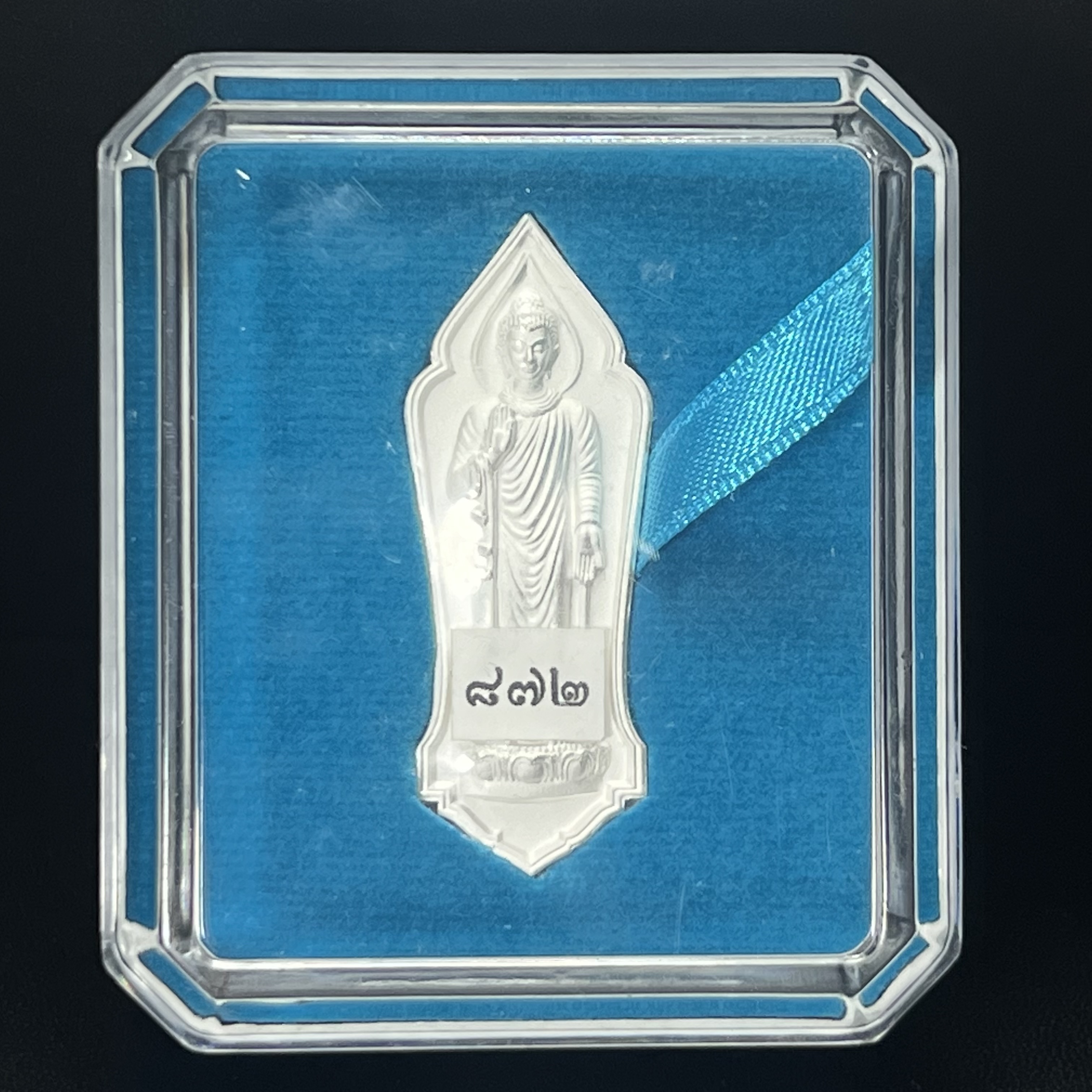 เหรียญที่ระลึกพระพุทธเมตตาประชาไทยไตรโลกนาถคันธารราฐอนุสรณ์ หลัง ภปร. และ สก. วัดทิพย์สุคนธาราม จ.กาญจนบุรี ปี 2558 เนื้อเงิน 99.99% ขนาดสูง 4.6 ซม. ที่ระลึก ร.9 พระชนมพรรษาครบ 7 รอบ และ สมเด็จพระราชินี พระชนมพรรษา 80 พรรษา พิธีใหญ่(หายาก1 ใน 999 เหรียญ)