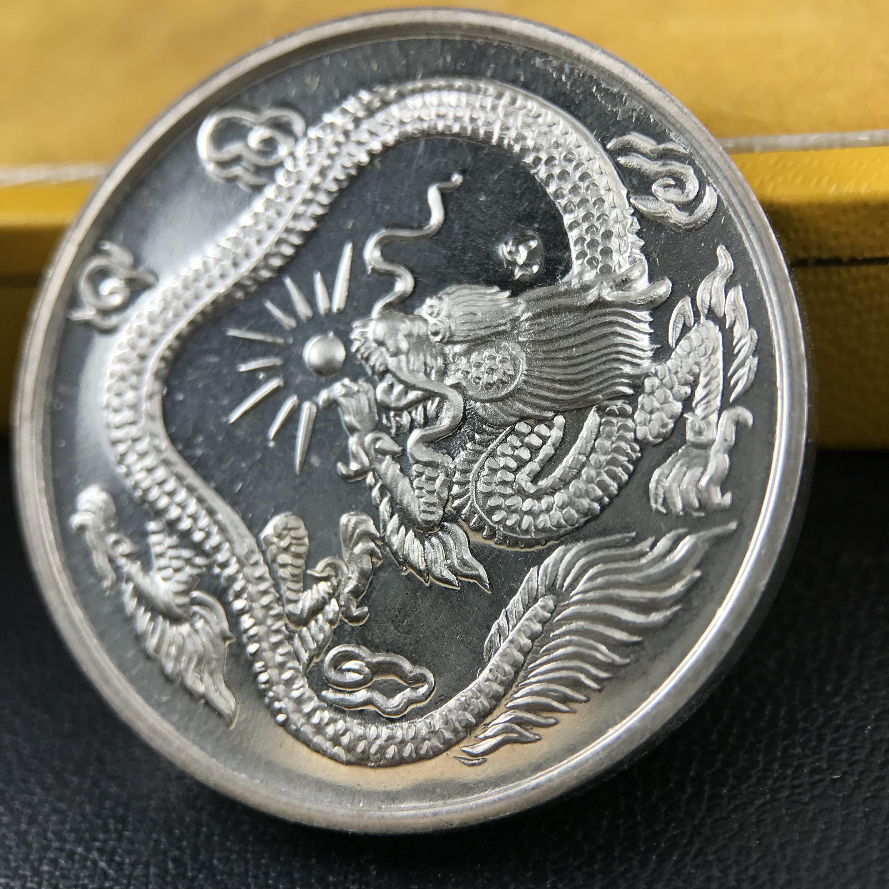 เหรียญพระโพธิสัตว์ อวโลกิเตศวร กวนอิม หลังมังกรเล่นแก้ว วัดราชบพิธสถิตมหาสีมาราม ปี 2536 เนื้อเงิน(ขัดเงาผิวกระจก) ขนาด 3 ซม. ตอกโค๊ตขอบเหรียญ ปลุกเสกพิธีใหญ่ พร้อมกล่องบรรจุเดิมครบ สภาพสวย