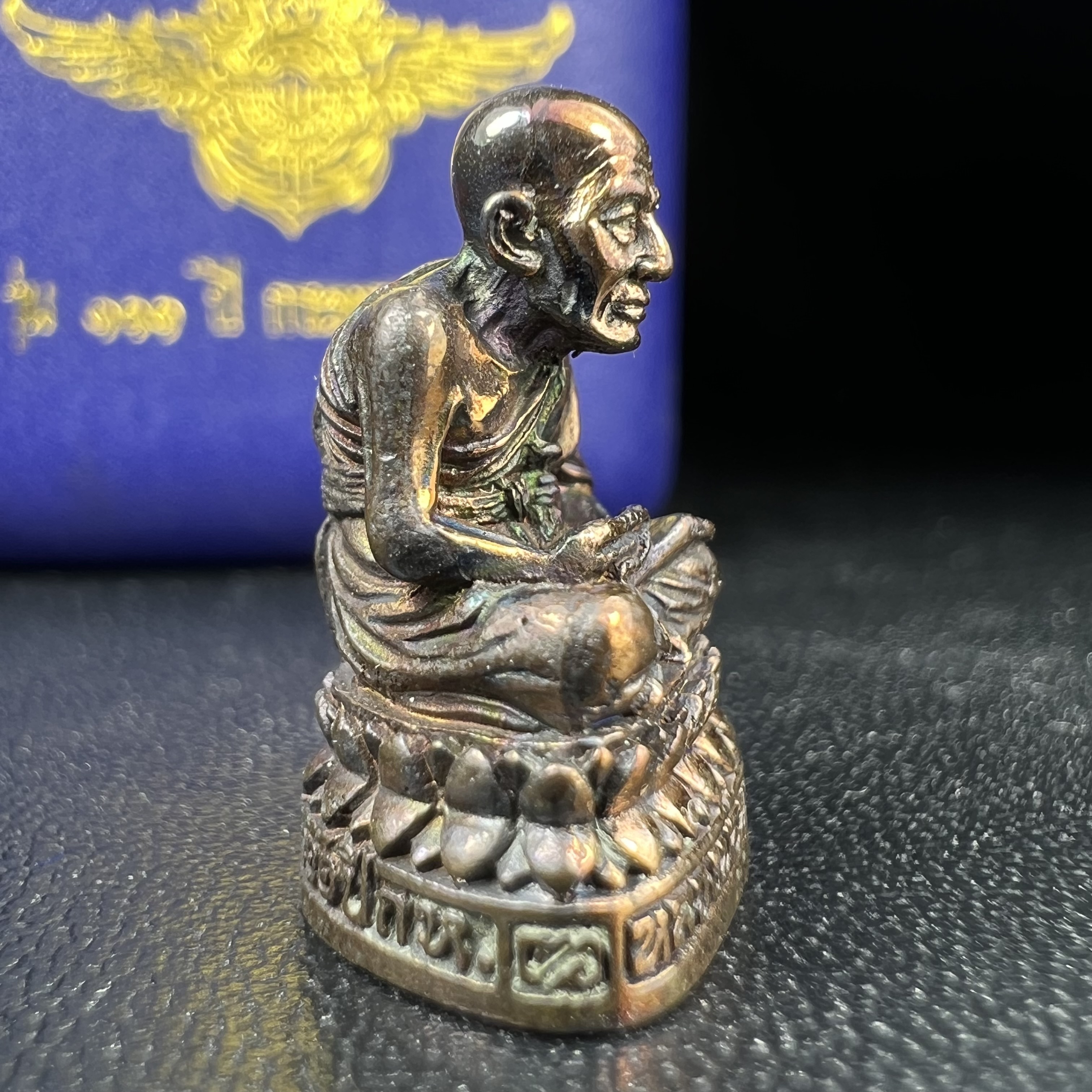 รูปเหมือนหล่อลอยองค์หลวงปู่ทวด รุ่น 111ปี กระทรวงกลาโหม เนื้อนวโลหะรมดำ-ปัดเงา ปี2540 พิธีใหญ่ เข้มขลัง นิยม พร้อมกล่องบรรจุเดิม(คัดสภาพสวยผิวเทพๆผิวรุ้งๆ)ทั้งพิธีทั้งพุทธศิลป์ทรงคุณค่าอีกหนึ่งรุ่นยอดนิยม