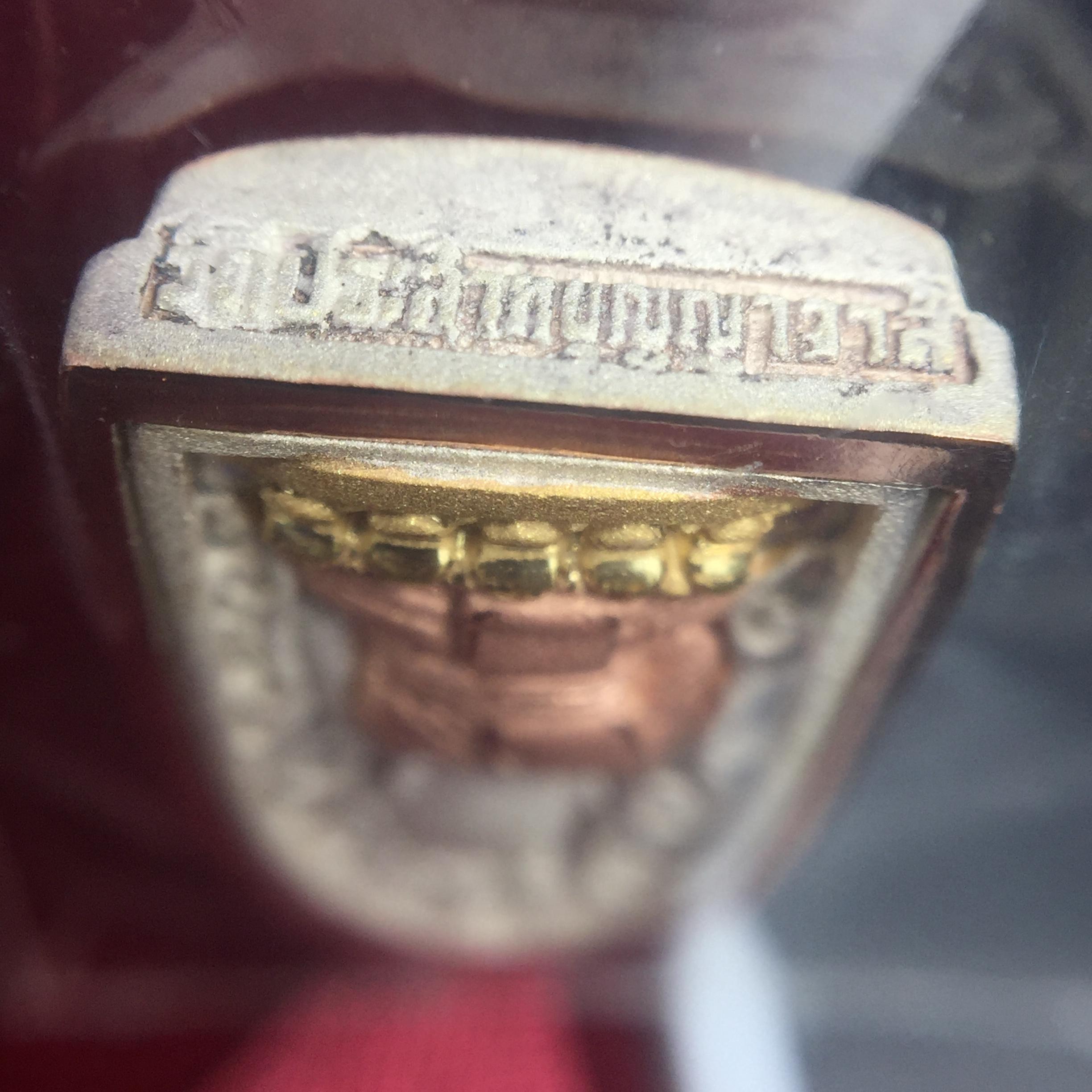 เหรียญหลวงพ่อทวด รุ่น มงคลบารมี วัดประสาทบุญญาวาส ปี 2545 เนื้อเงินสามกษัตริย์ พิมพ์ทรงพระรอด(ขนาด 2.2*1.5 ซม.)ฉลุลายฉากพื้นหลังสามมิติเปลือกหอยมุกสวยงาม ตอกโค๊ต ก(กรรมการ)พร้อมกล่องบรรจุเดิม