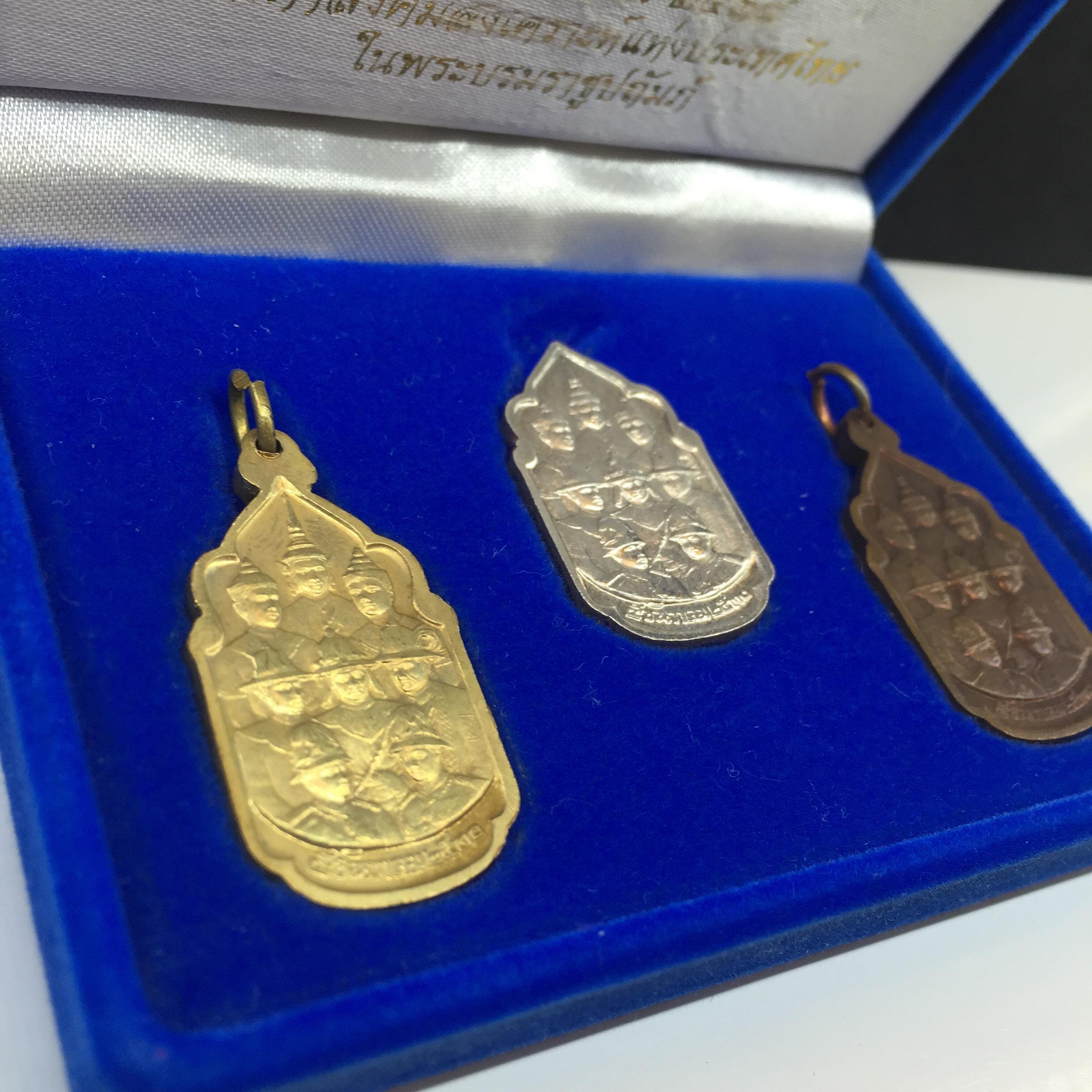 เหรียญนวมหาราช ปี 2530 ชุด เงิน ทองแดง บรอนซ์ สภาพเดิมๆ สวยมากพร้อมกล่อง หายากมาก