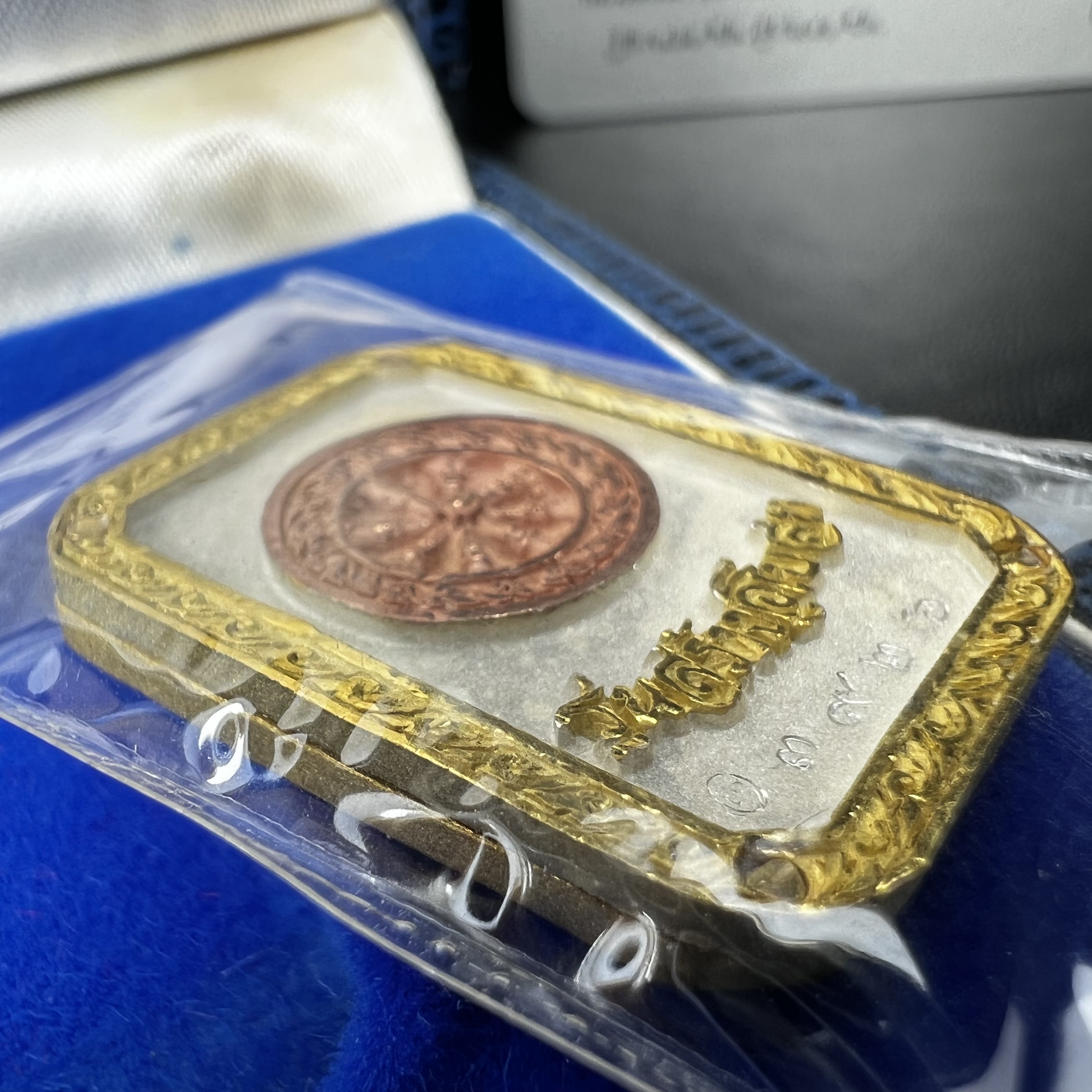 พระพุทธโสธร(หลวงพ่อโสธร) รุ่นสร้างอุโบสถ ปี2539 เนื้อเงินสามกษัตรย์ พิมพ์แปดเหลี่ยม(หายาก) สภาพสวยผิวเดิมซีนซองเดิมกล่องบรรจุการ์ดใบรับรองเดิมครบสมบูรณ์