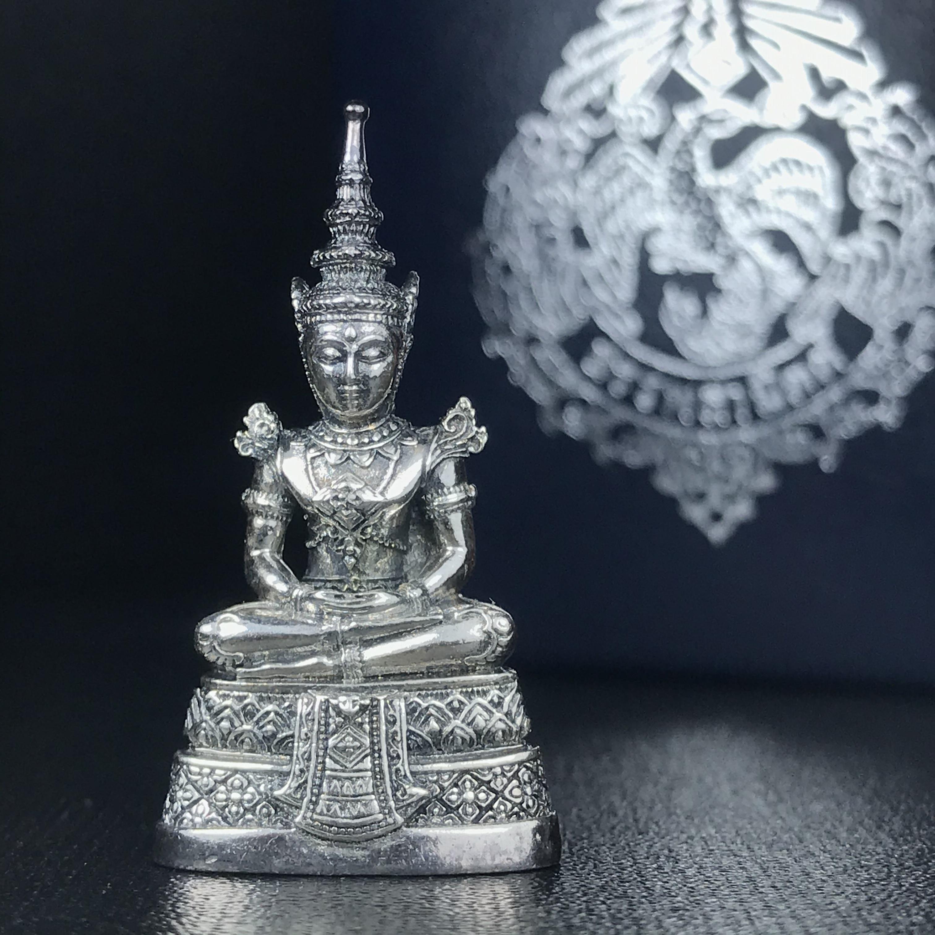 พระแก้วมรกต กรมสรรพสามิตจัดสร้างขึ้นเนื่องในโอกาสครบรอบ 64 ปีของกรมสรรพสามิต และเนื่องในวโรกาสที่พระบาทสมเด็จพระเจ้าอยู่หัวทรงครองราชย์ครบ 50 ปีในปีกาญจนาภิเษก เมื่อ พ.ศ.2539 เนื้อเงินรมดำขัดเงาพร้อมกล่องบรรจุเดิม