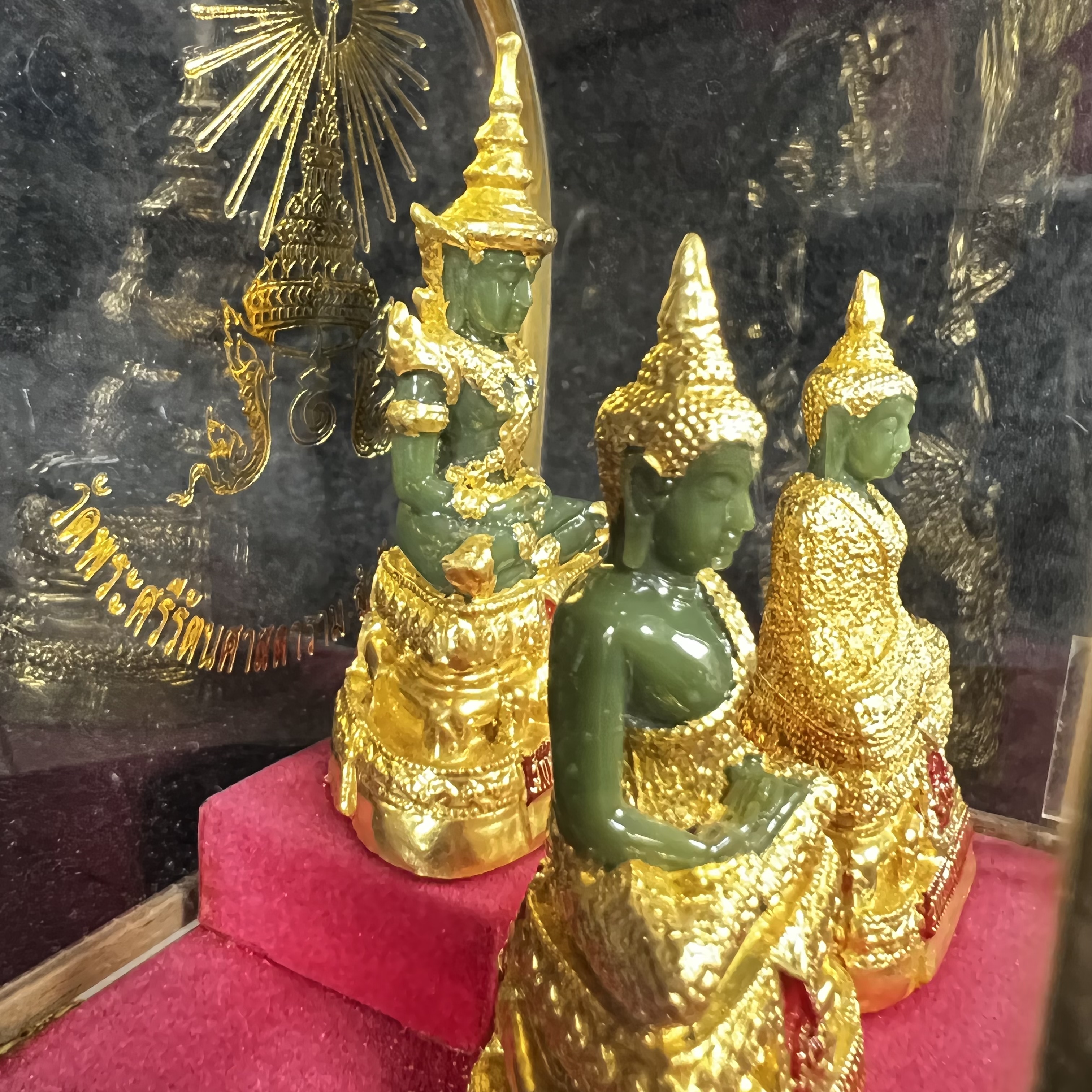 พระพุทธมหามณีรัตนปฏิมากร(พระแก้วมรกต) วัดพระศรีรัตนศาสดาราม สำนักพระราชวัง จัดสร้าง พิมพ์ทรงเครื่อง 3 ฤดู(ร้อน ฝน หนาว) หน้าตัก 2 นิ้วพร้อมครอบตู้เดิม(บรรจุมวลสารใต้ฐาน)