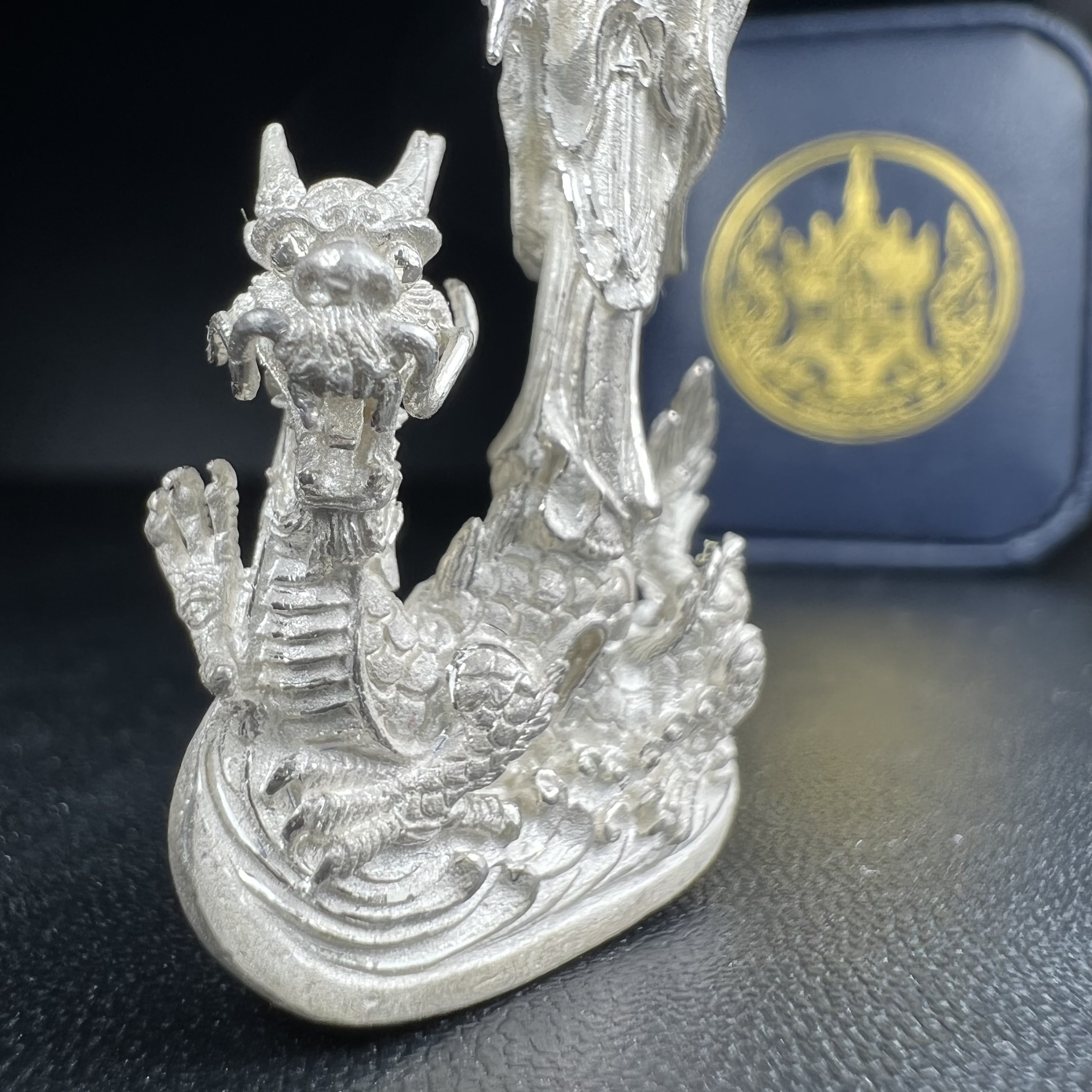 รูปหล่อลอยองค์พระโพธิสัตว์กวนอิม ทรงประทับมังกร จ.ระนอง เนื้อเงิน พิมพ์ใหญ่(สภาพผิว สวยงดงาม ทรงคุณค่า) เฉลิมฉลองในวโรกาสที่พระบาทสมเด็จพระเจ้าอยู่หัวทรงครองสิริราชสมบัติครบ 50 ปี จ.ระนอง พ.ศ.2539