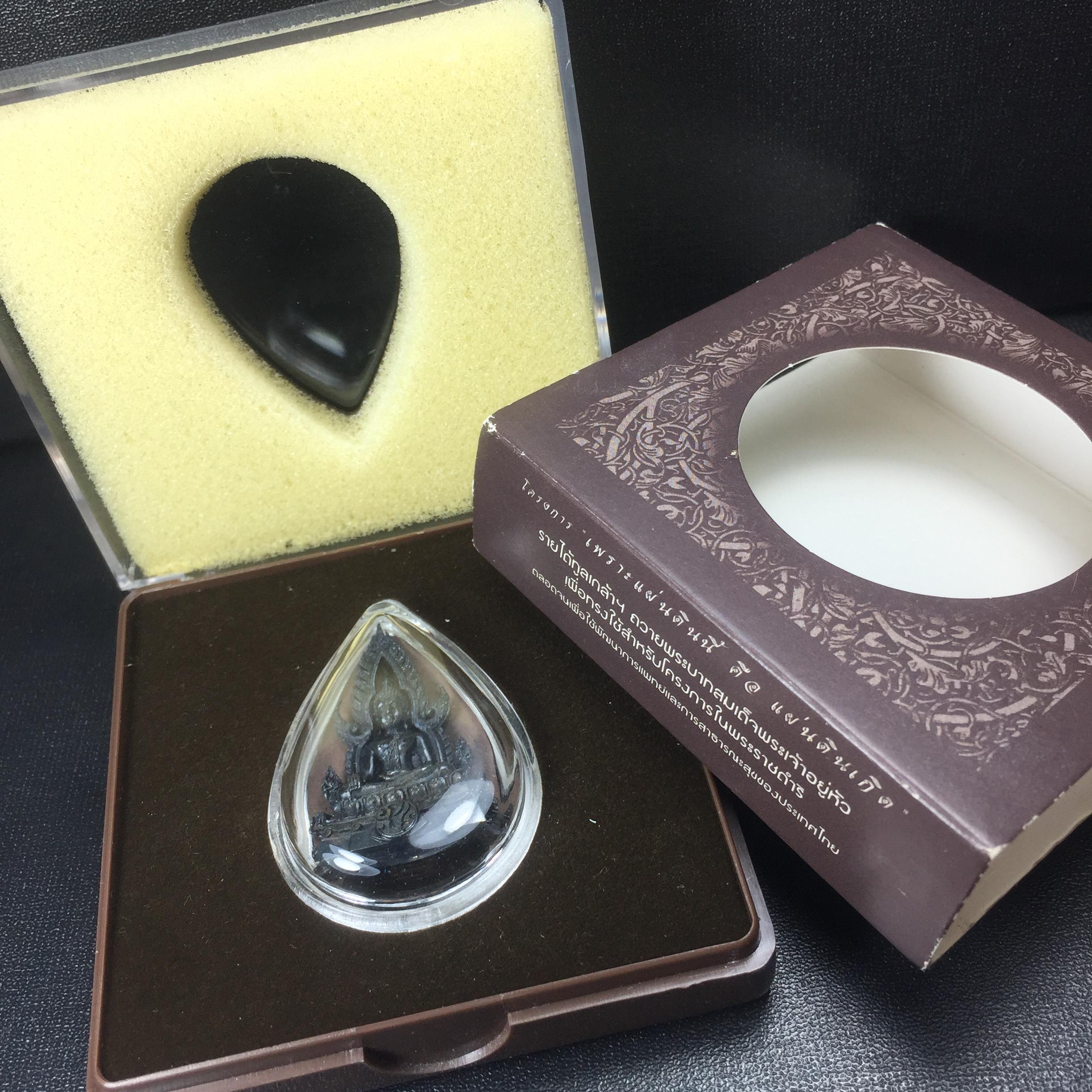 พระพุทธชินราช ภปร. โครงการ "เพราะแผ่นดินนี้ คือ แผ่นดินเกิด" ปี2548(รุ่นแรก) ลอยองค์ หน้าตัก 1/2 นิ้ว เนื้อเงินรมดำ