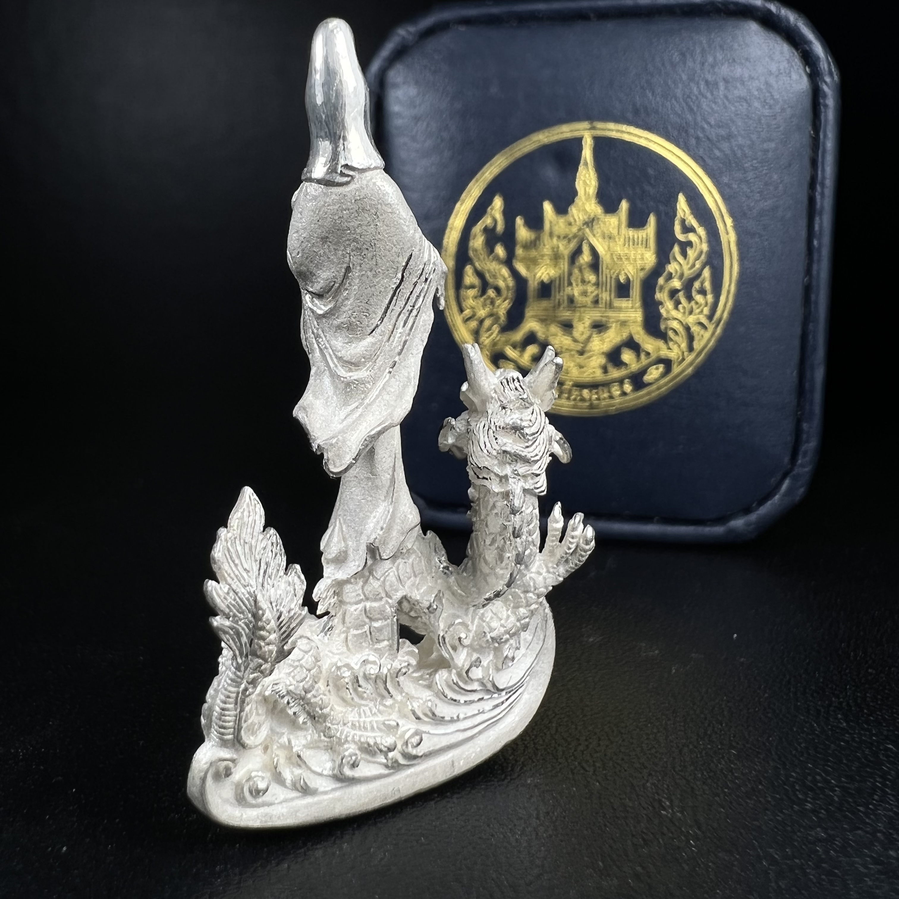 รูปหล่อลอยองค์พระโพธิสัตว์กวนอิม ทรงประทับมังกร จ.ระนอง เนื้อเงิน พิมพ์ใหญ่(สภาพผิว สวยงดงาม ทรงคุณค่า) เฉลิมฉลองในวโรกาสที่พระบาทสมเด็จพระเจ้าอยู่หัวทรงครองสิริราชสมบัติครบ 50 ปี จ.ระนอง พ.ศ.2539