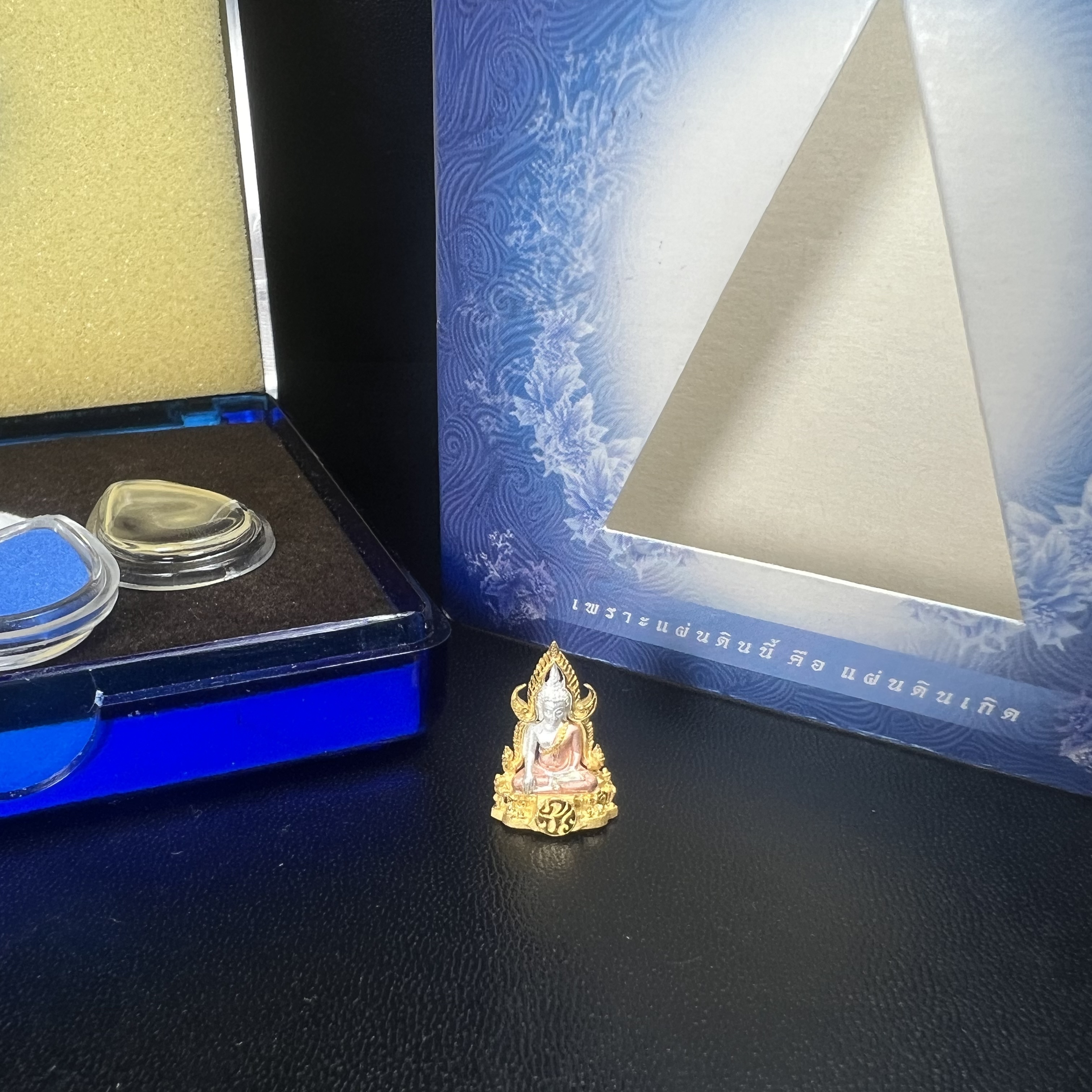 พระพุทธชินราช ภปร. โครงการ เพราะแผ่นดินนี้คือแผ่นดินเกิด เนื้อเงินชุบสามกษัตริย์ ปี2551 ขนาดหน้าตัก1/4นิ้ว (สวยงามหายาก)