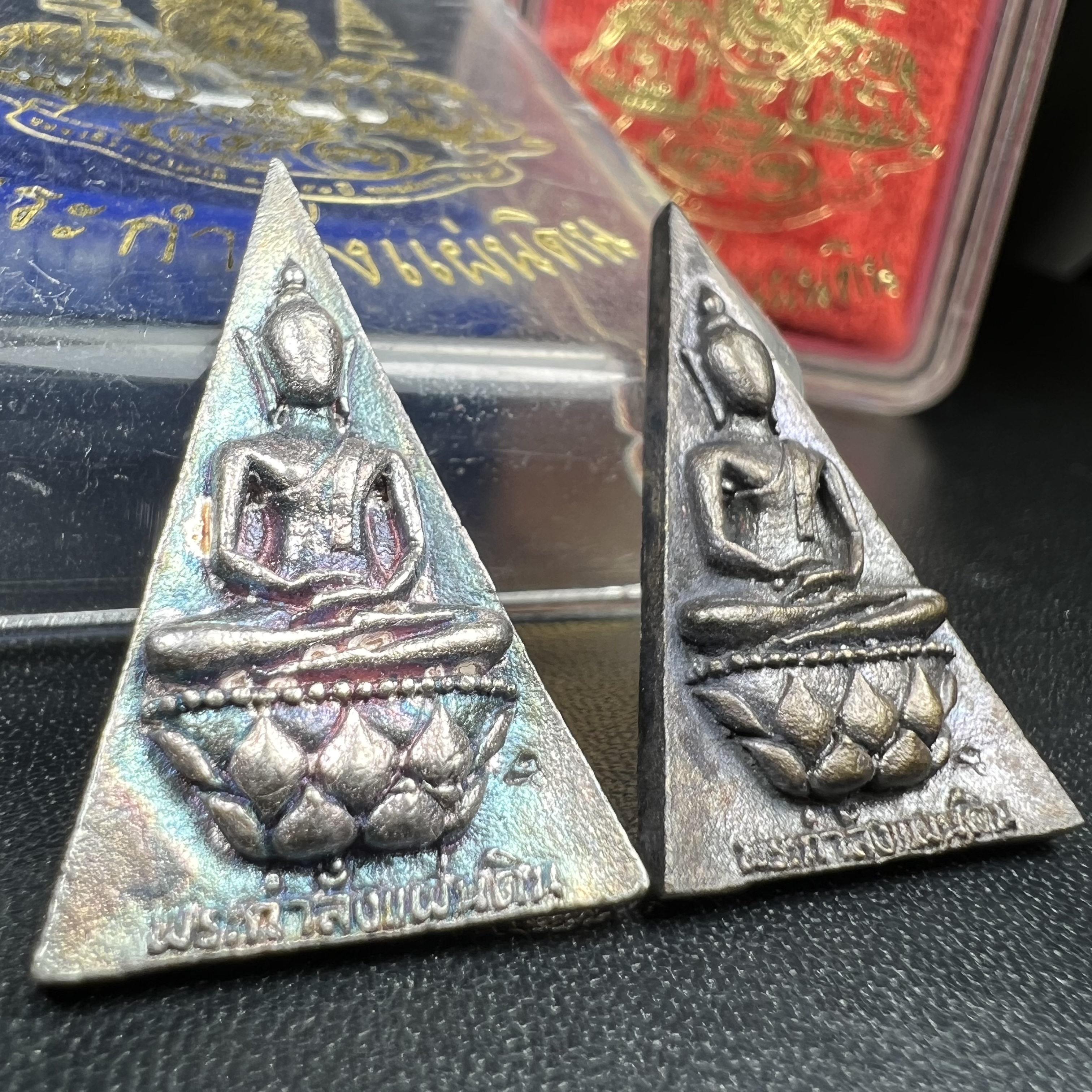 พระกำลังแผ่นดิน (สมเด็จจิตรลดา2) จัดสร้างเฉลิมพระเกียรติ ร.9 ครองราชย์ 50 ปี 2539 เนื้อเงิน(ผิวเดิมกลับดำ รุ้งๆสวย)+เนื้อนวโลหะ(สร้างน้อยหายาก)พร้อมกล่องบรรจุเดิม(1ใน2539องค์)