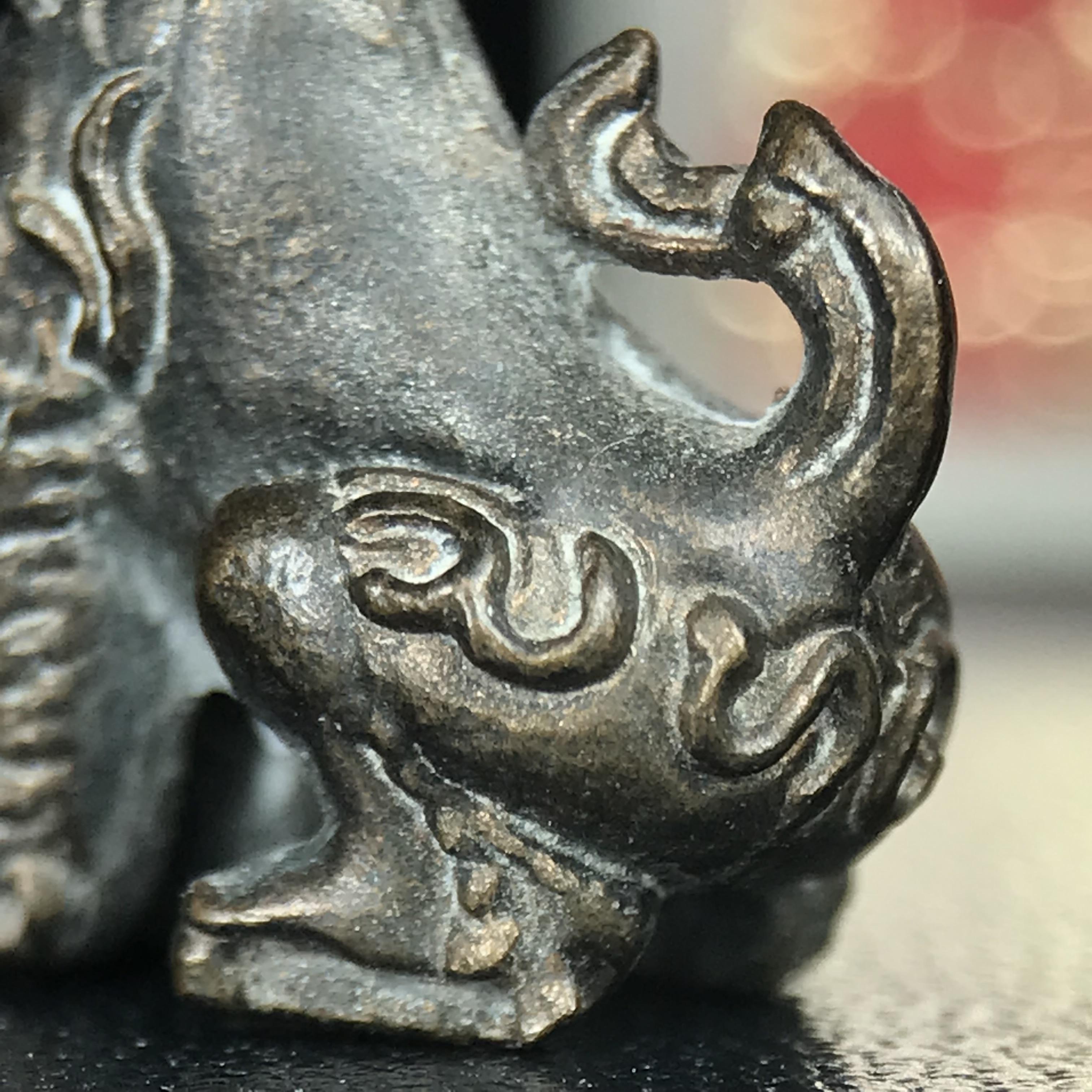 สิงห์เจ้าพ่อดำ วัดบุพพาราม จ.เชียงใหม่ ปี 2518 เนื้อนวโลหะ(ตอก 2 โค๊ต)หายาก(สภาพผิวเดิมสวยเดิมกล่องครบ) สิงห์รุ่นนี้มีพิธีดีมีเกจิอาจารย์ที่ร่วมปลุกเสกมากมาย****เครื่องราง ที่พระบาทสมเด็จพระเจ้าอยุ่รัชกาลที่ ๙ ทรงเสด็จฯประกอบพิธีด้วยพระองค์เอง