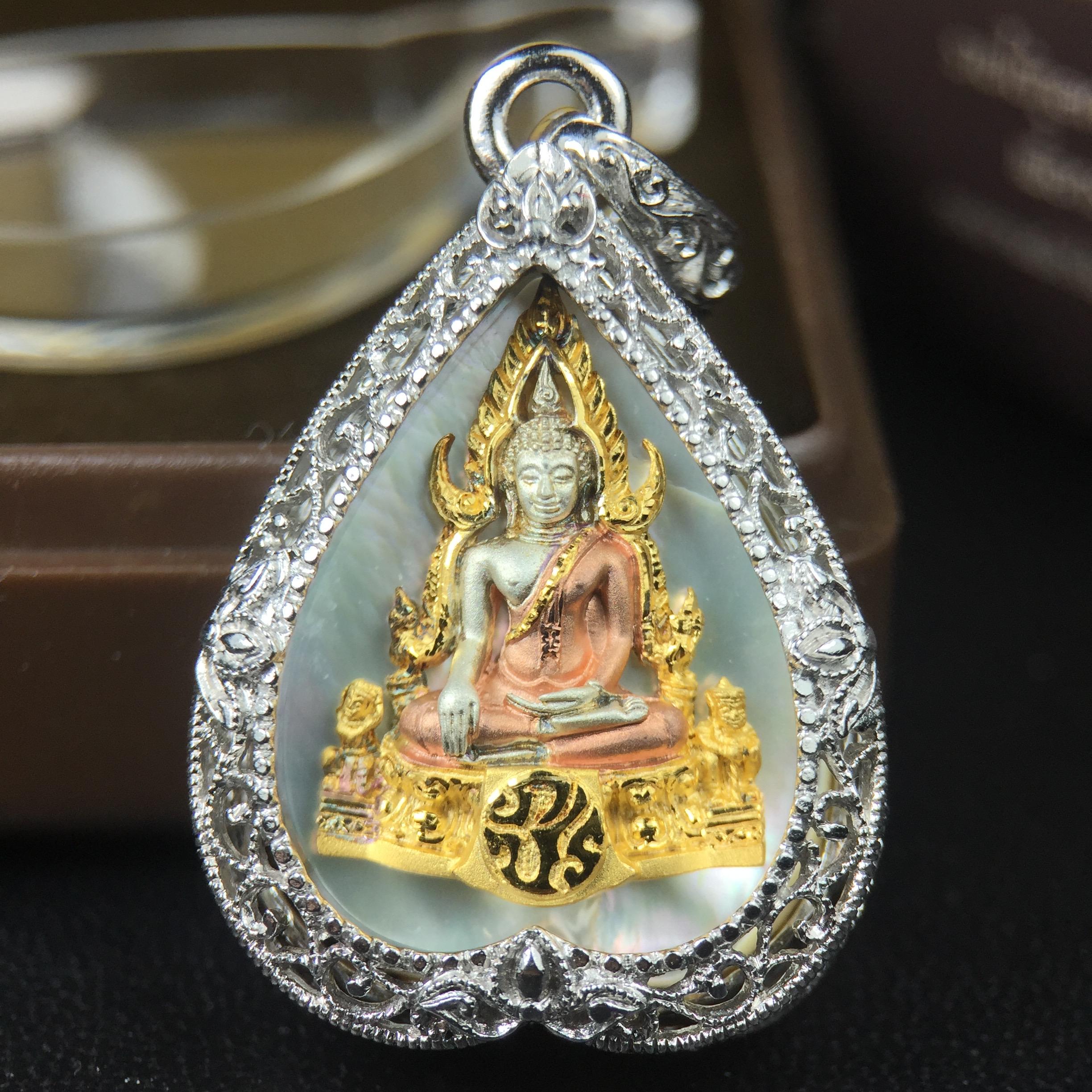 พระพุทธชินราช ภปร. โครงการ "เพราะแผ่นดินนี้ คือ แผ่นดินเกิด" ปี2548(รุ่นแรก) เหรียญทรงใบโพธิ์ ขนาด 21 x 29 มม. เนื้อเงินสามกษัตริย์ องค์พระชุบสามกษัตริย์ ล้อมด้วยกรอบเงินชุบทองคำขาวสลักเสลาเป็นลวดลายละเอียดอ่อน ส่วนพื้นองค์พระเป็นเปลือกหอยมุข