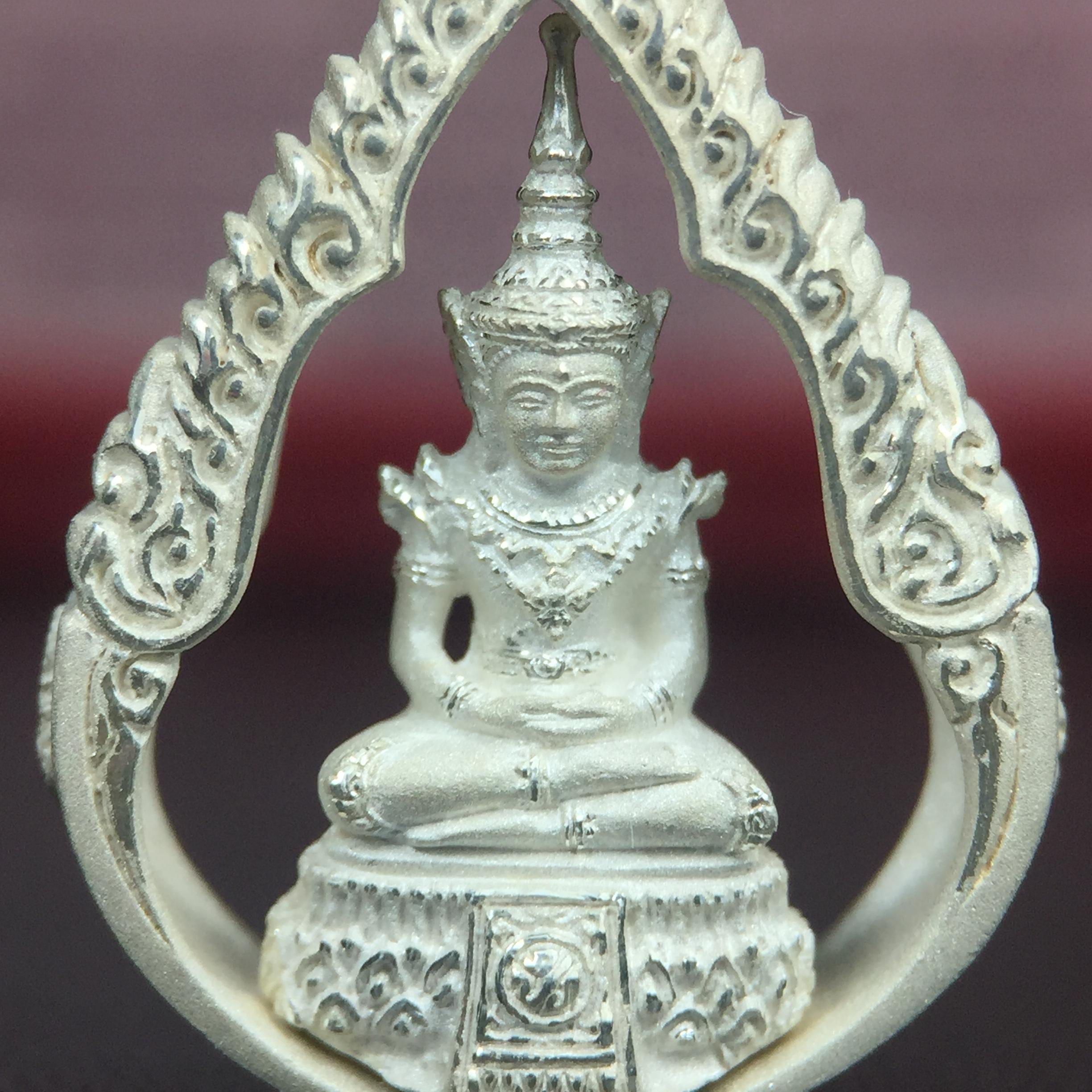 พระแก้วมรกต ภปร.(รุ่นแรก) ปี2545 รุ่นฉลองกรุงรัตนโกสินทร์ครบ 220 ปี พิมพ์ลอยองค์ทรงหยดน้ำ เนื้อเงินบริสุทธิ์ 92.5% ขนาด 18*27 มม. พร้อมกล่องบรรจุเดิม สวยครบสมบูรณ์(องค์หมายเลขสวย 1555)