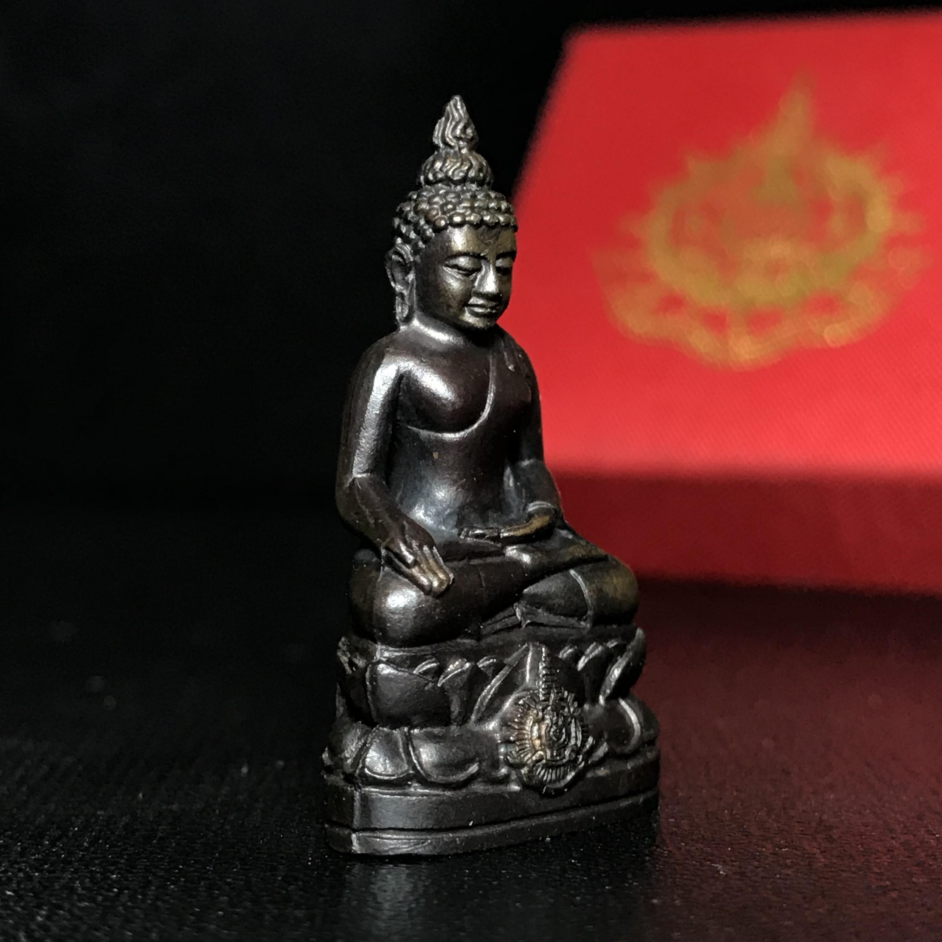 พระกริ่งไพรีพินาศ เฉลิมพระเกียรติ พระบาทสมเด็จพระเจ้าอยู่หัวรัชกาลที่9 พระชนมพรรษา 6 รอบ ปี2542เนื้อนวโลหะผสมทองคำ(บรรจุเหล็กไหล)ดีนอก-ดีใน