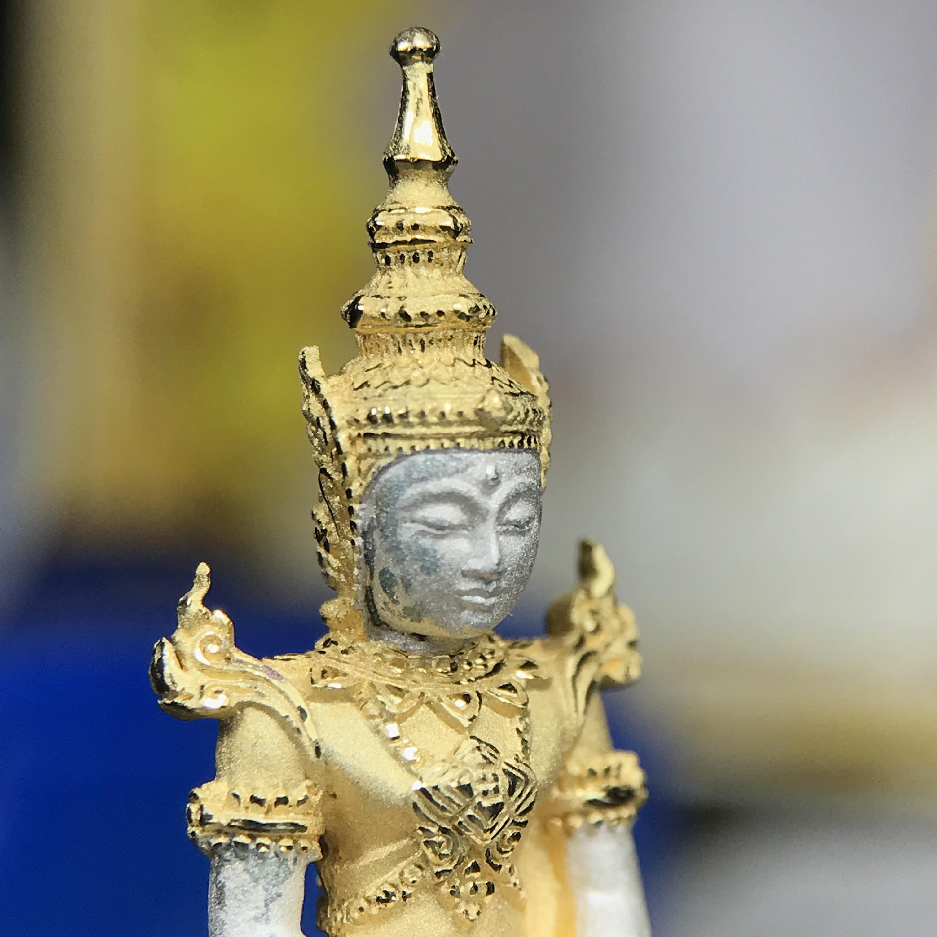 พระแก้วมรกต ทรงเครื่องฤดูร้อน พระราชทานประดิษฐานตราสัญลักษณ์ฉลองสิริราชสมบัติ ครบ 60 ปี ในหลวงรัชกาลที่ 9 พ.ศ.2549 เนื้อเงินสามกษัตริย์ลอยองค์พิมพ์ใหญ่ สูง 3.6 ซม. ขนาดหน้าตัก 1/2 นิ้ว (พิธีใหญ่มหาพุทธาภิเษก ณ พระอุโบสถวัดพระแก้ว เกจิอาจารย์ 108 รูป )