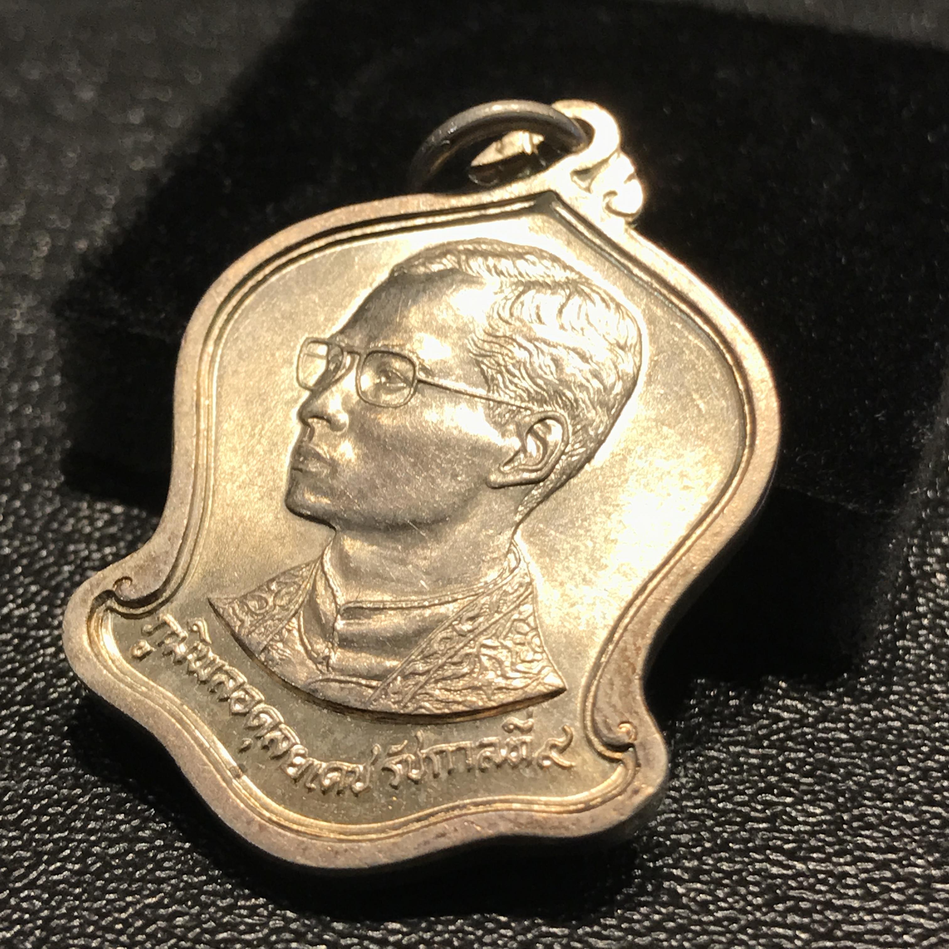 เหรียญเสมาที่ระลึกมหามงคลเฉลิมพระชนมพรรษา 5 รอบ ปี2530 เนื้อเงินจำนวน2เหรียญ ต่างบล็อกกัน(มีนกและไม่มีนก)นิยม