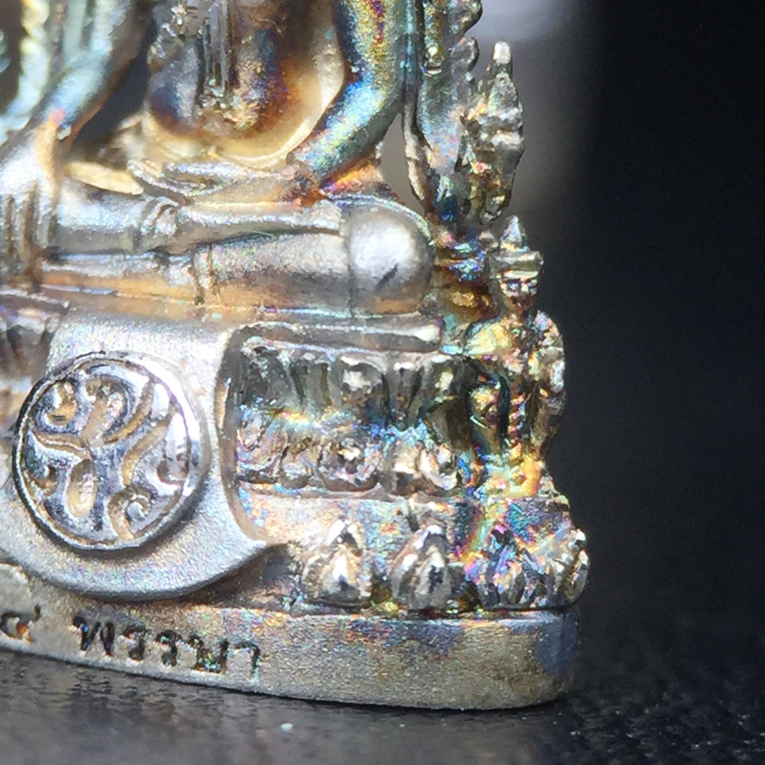 พระพุทธชินราช(จำลอง) ภปร. 84 พรรษา เนื้อเงินชุบทองคำขาว พิมพ์เล็กขนาดหน้าตัก 1/4 นิ้ว (สภาพผิวเดิมสวย ขึ้นสีรุ้งธรรมชาติ แบบนิยม)(พระราชทานมวลสาร จิตรลดาและเส้นพระเจ้า(เส้นผม))พุทธศิลป์ทรงคุณค่าอีกหนึ่งรุ่นยอดนิยม