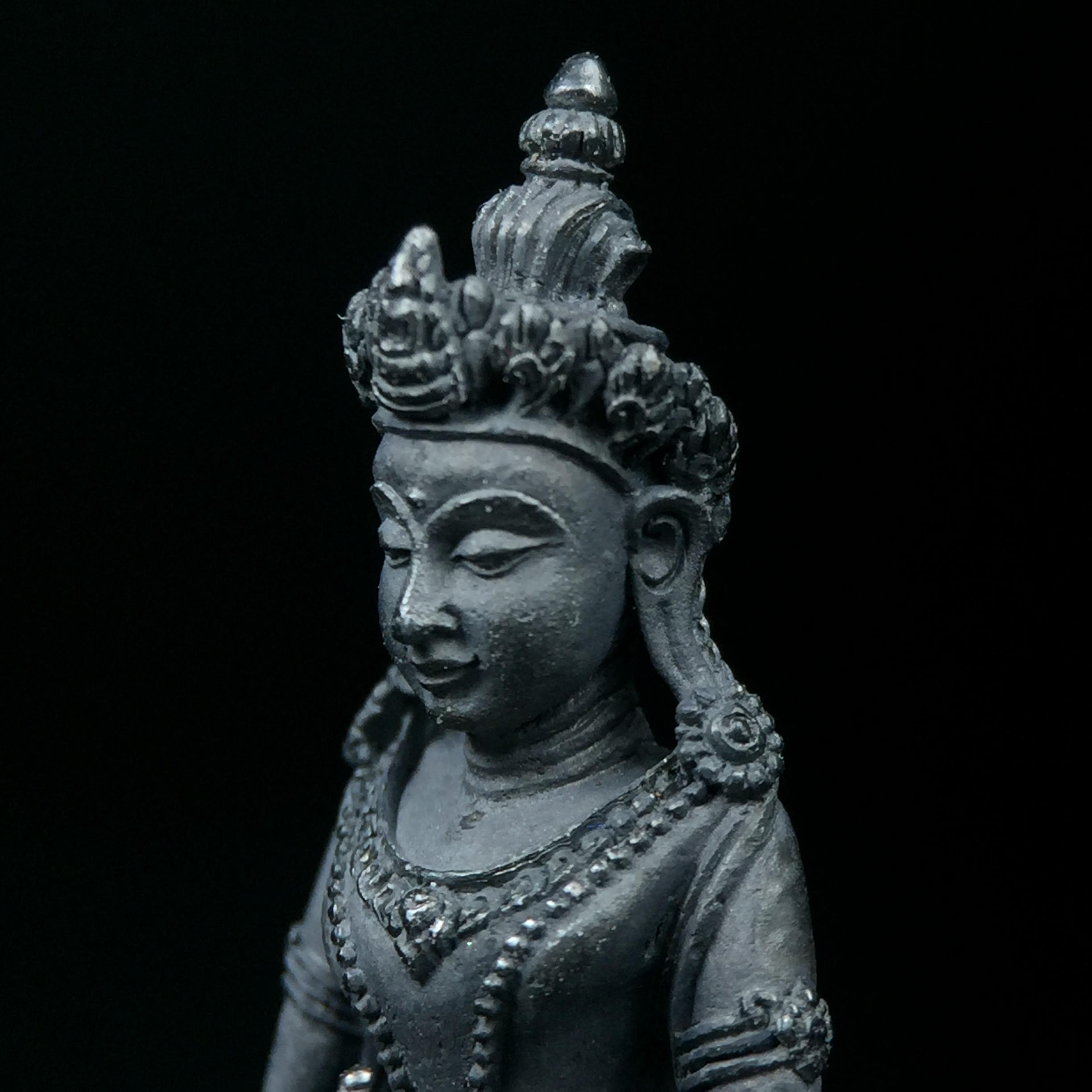 พระกริ่งอวโลกิเตศวร ( เจ้าแม่กวนอิม ) วัดโพธิ์แมนคุณาราม เนื้อเงิน พ่นทราย(ผิวเดิม กลับดำสนิทเข้มขลัง เสน่ห์ของพระเนื้อเงิน) รุ่นอุดมโภคทรัพย์ พ.ศ.2539(อีกหนึ่งรุ่นยอดนิยม พุทธศิลป์สวยงดงาม)