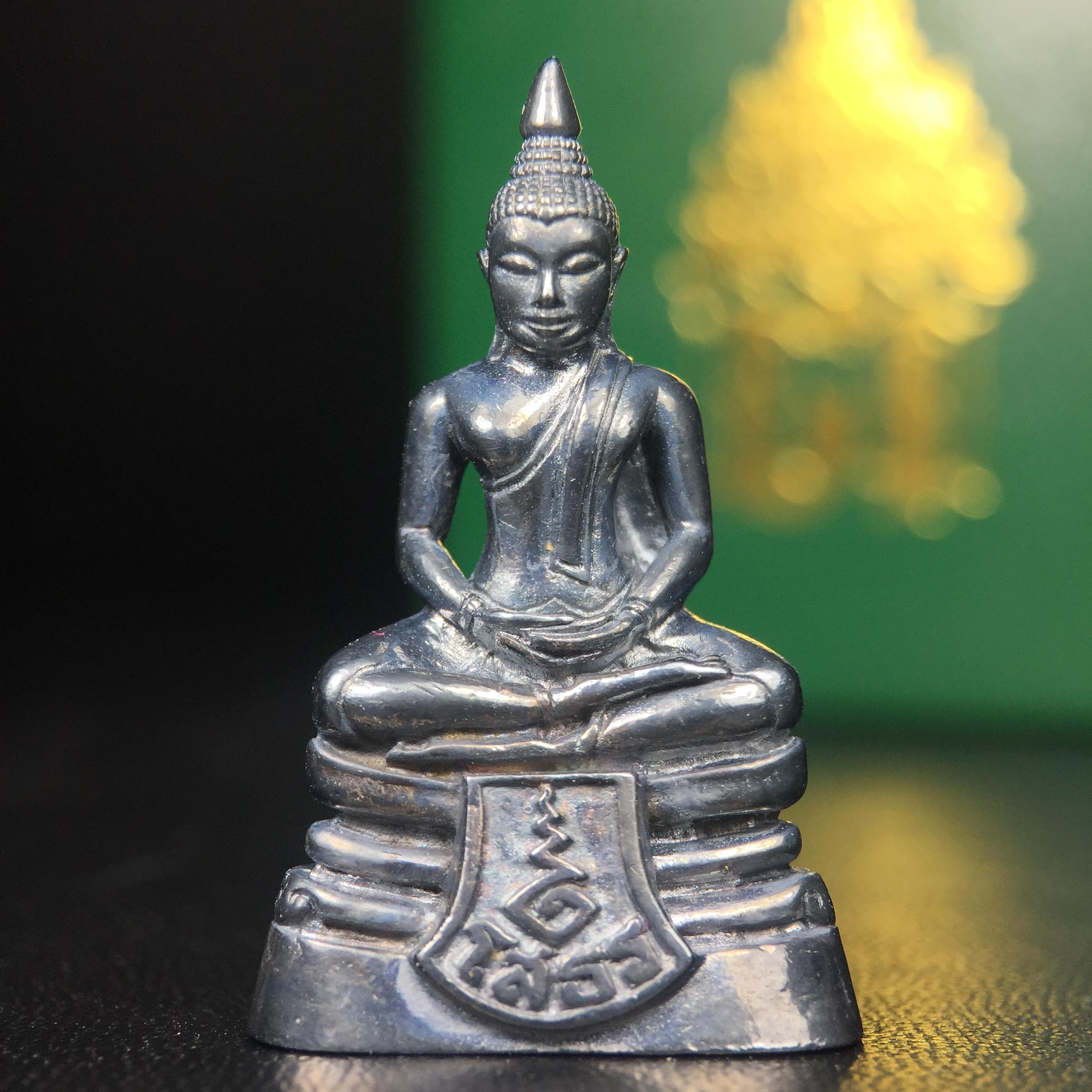 พระพุทธโสธร รุ่น กศก. 120 ปี เนื่องในโอกาสครบ 120 ปี กรมศุลกากร กระทรวงการคลัง จัดสร้าง ปี 2537 เนื้อเงินบริสุทธิ์ 99.9% ผิวขัดเงาลงดำ(งานบริษัท แพรนด้า จิวเวลรี่)สวยงดงาม ทรงคุณค่า