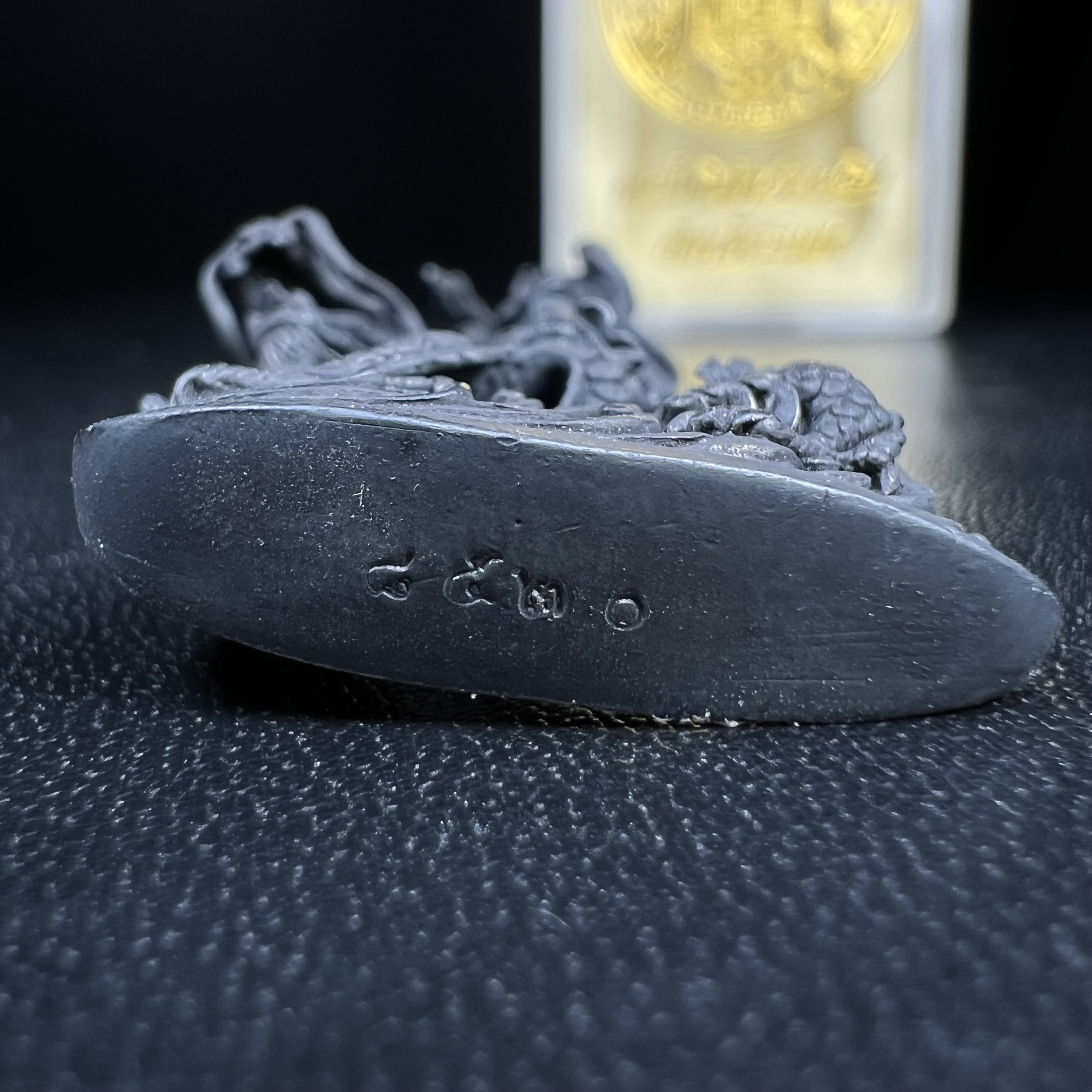 รูปหล่อลอยองค์พระโพธิสัตว์กวนอิม ทรงประทับมังกร จ.ระนอง พ.ศ.2539 เนื้อนวโลหะ พิมพ์ใหญ่(สวยงดงาม เข้มขลัง ทรงคุณค่า) เฉลิมฉลองในวโรกาสที่พระบาทสมเด็จพระเจ้าอยู่หัวทรงครองสิริราชสมบัติครบ 50 ปี(องค์หมายเลข๘๕๒๐)