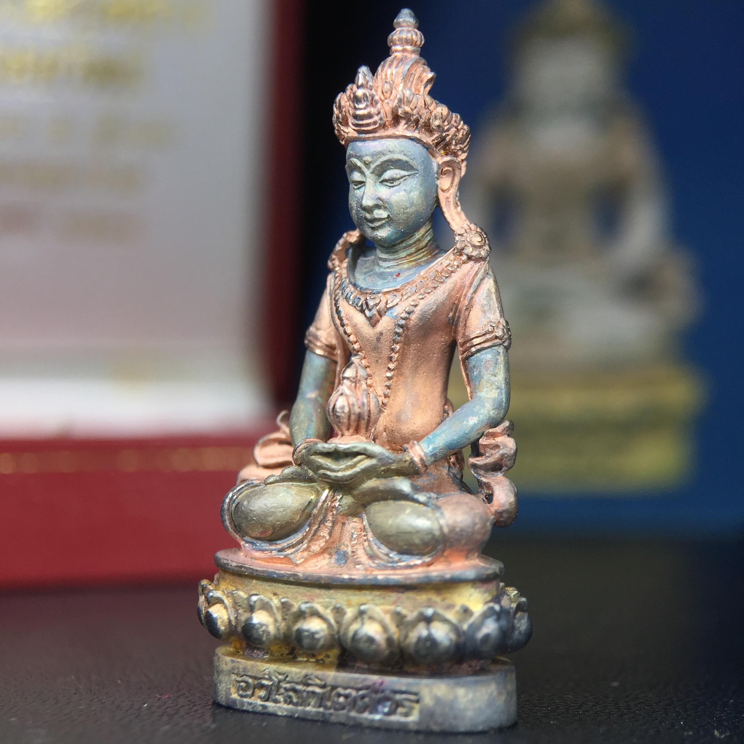 พระกริ่งอวโลกิเตศวร ( เจ้าแม่กวนอิม ) วัดโพธิ์แมนคุณาราม รุ่นอุดมโภคทรัพย์ พ.ศ.2539 เนื้อเงิน 3 กษัตริย์ พ่นทราย(ผิวเดิม ขึ้นสีรุ้งธรรมชาติ แบบนิยม เสน่ห์ของพระเนื้อเงิน) (พร้อมกล่องบรรจุการ์ดใบรับรองเดิมครบ) (อีกหนึ่งรุ่นยอดนิยม พุทธศิลป์สวยงดงาม)