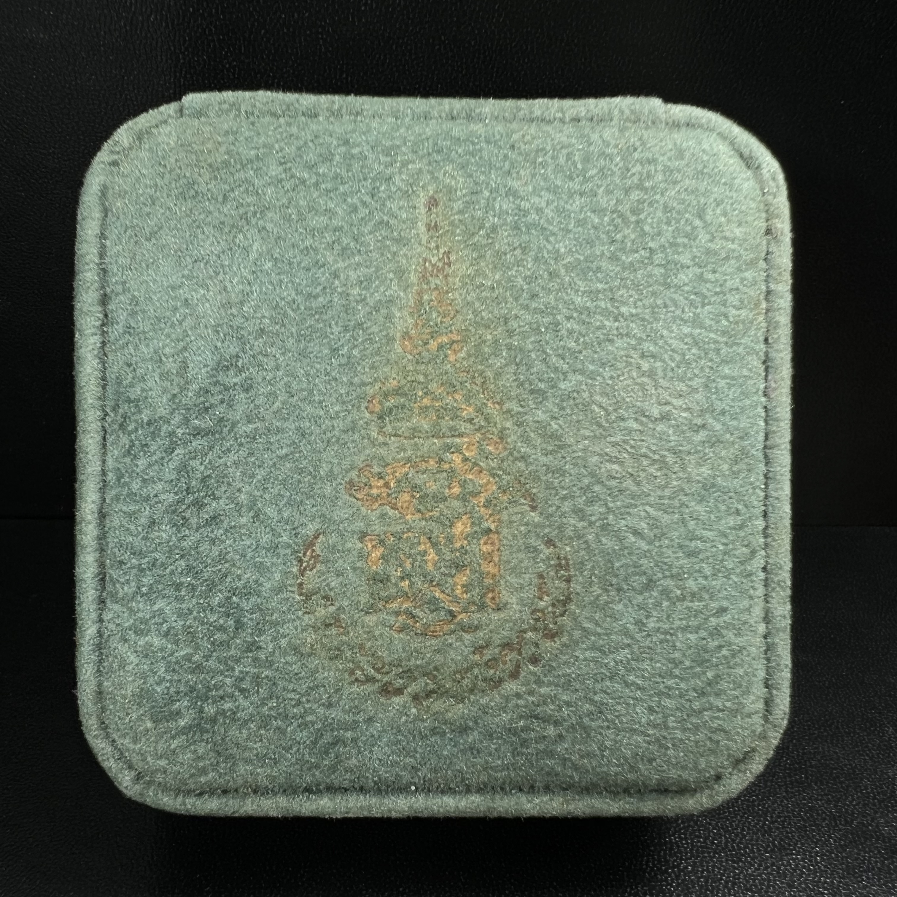 พระกริ่งไพรีพินาศ ตรากาญจนาภิเษก วัดบวรนิเวศวิหาร ที่ระลึกในหลวงรัชกาลที่9 ครองสิริราชสมบัติครบ 50 ปี เนื้อเงิน(สภาพผิวเดิม ขึ้นสีรุ้งธรรมชาติ สวยแบบนิยม)พร้อมกล่องบรรจุเดิม ครบ สมบูรณ์ ชุดพระราชทาน(หายาก)