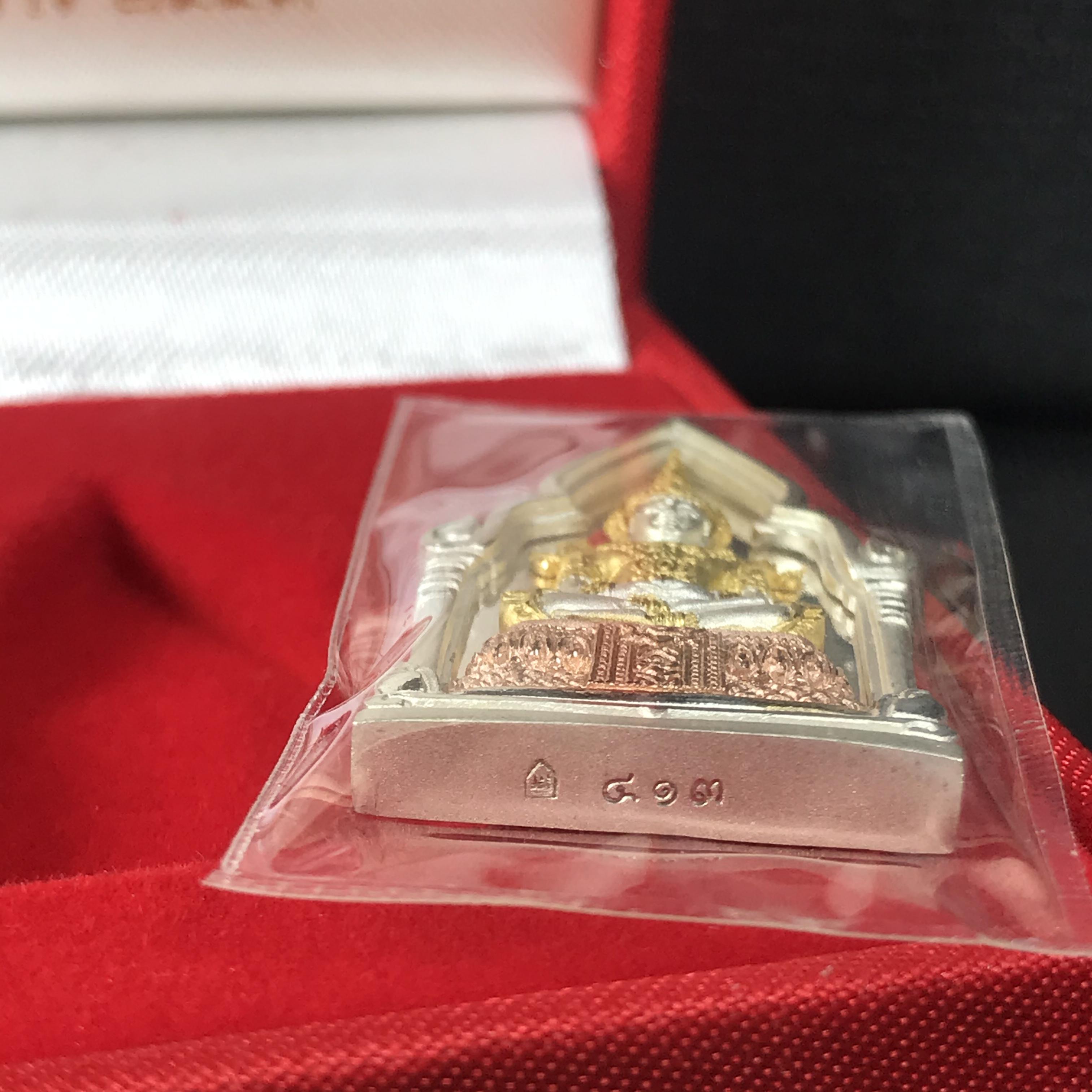 พระพุทธมหามณีรัตนปฎิมากร(พระแก้วมรกต)รุ่น เฉลิมพระเกียรติ วัดพระศรีรัตนศาสดารามราม(วัดพระแก้ว) ปี2543 เนื้อเงินสามกษัตริย์พิมพ์ซุ้มกนกใหญ่ สภาพสวยซีนเดิมกล่องครบ