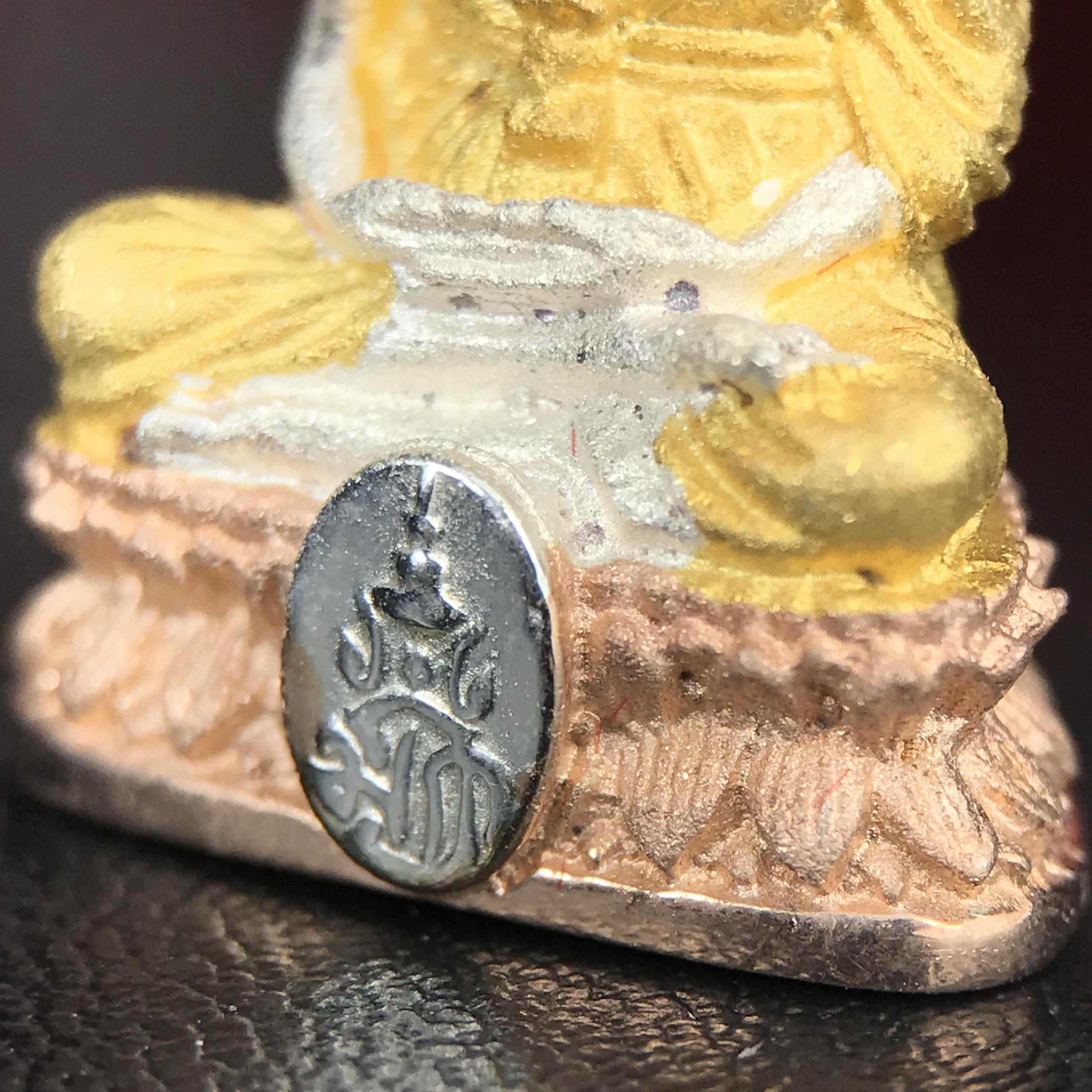 สมเด็จหลวงปู่ทวด วัดช้างให้ รุ่น เฉลิมพระเกียรติ ตราสัญลักษณ์ มวก. พิมพ์ลอยองค์เนื้อเงิน-สามกษัตริย์ ปี 2544 พิธีพุทธาภิเษกใหญ่ ณ อุโบสถวัดช้างให้และอุโบสถวัดพระศรีรัตนศาสดาราม ( วัดพระแก้ว )โดยนิมนต์เกจิชื่อดังสายใต้ทั้งหมดจำนวน 108 รูป