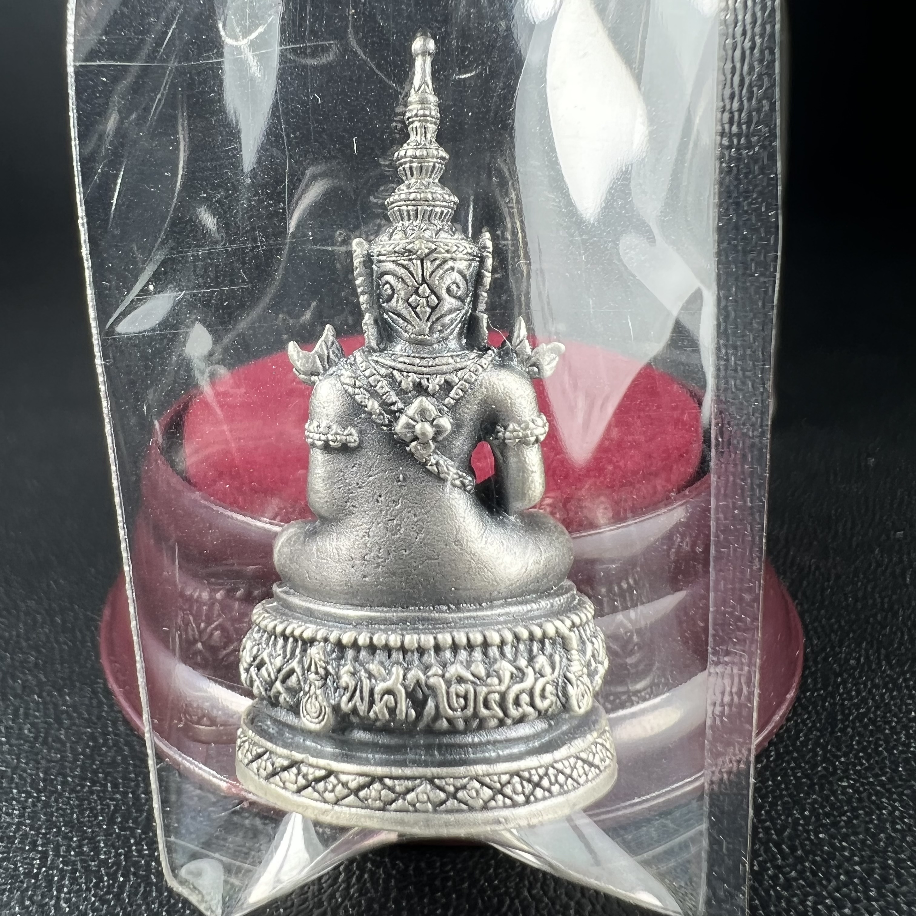 พระแก้วมรกต ภปร.(รุ่นแรก) ปี2545 รุ่นฉลองกรุงรัตนโกสินทร์ครบ 220 ปี พิมพ์ลอยองค์ใหญ่ เนื้ออัลปาก้า ชุบเงินลงดำ ขนาด 19*35 มม. พร้อมครอบตั้งโชว์เดิม องค์พระซีนซองเดิม สวยครบสมบูรณ์