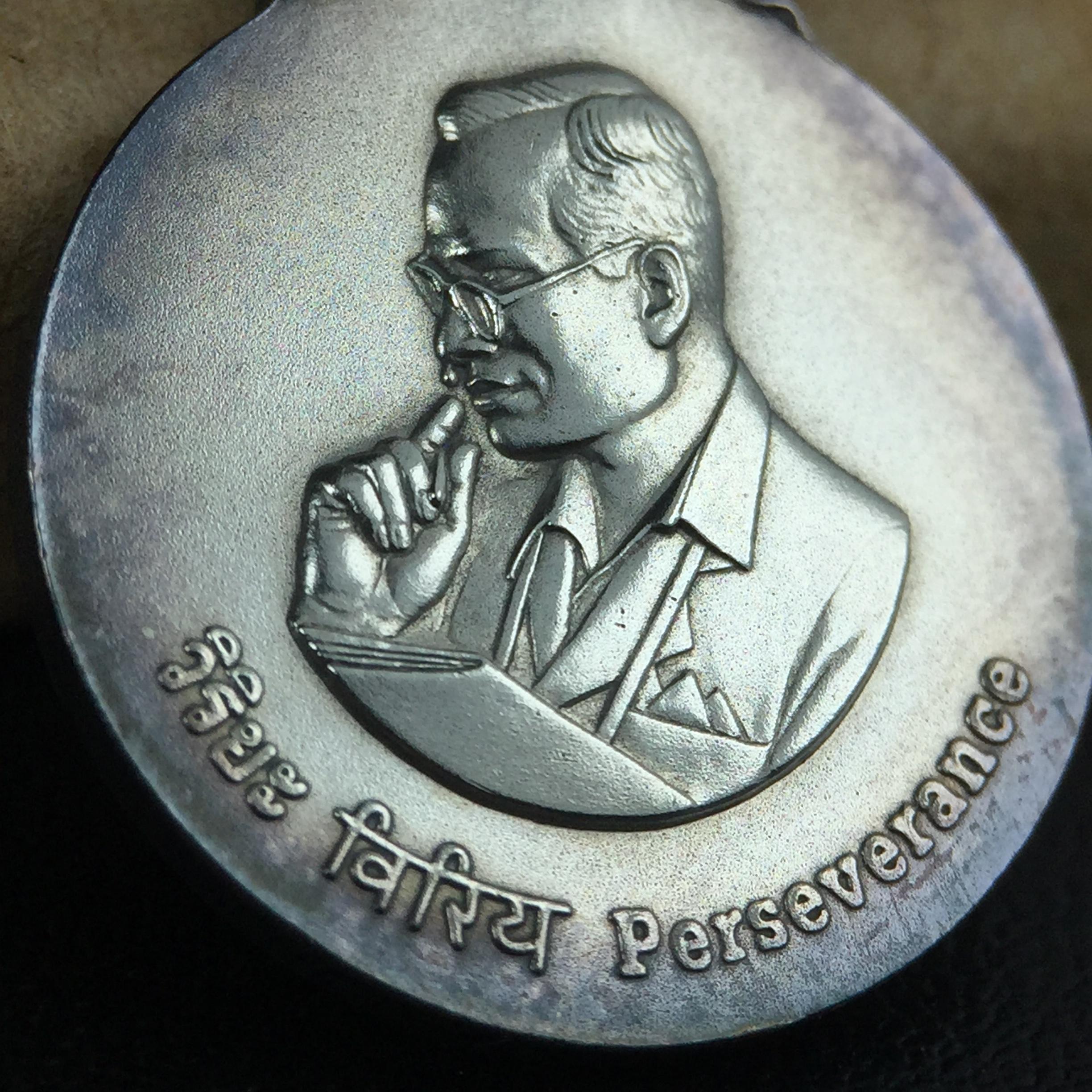 เหรียญพระมหาชนก ปี2542 พิมพ์เล็ก เนื้อเงินผิวเดิมสีรุ้งธรรมชาติแบบนิยม พร้อมหนังสือสภาพสวยครบชุด(เหรียญแห่งความเพียร)