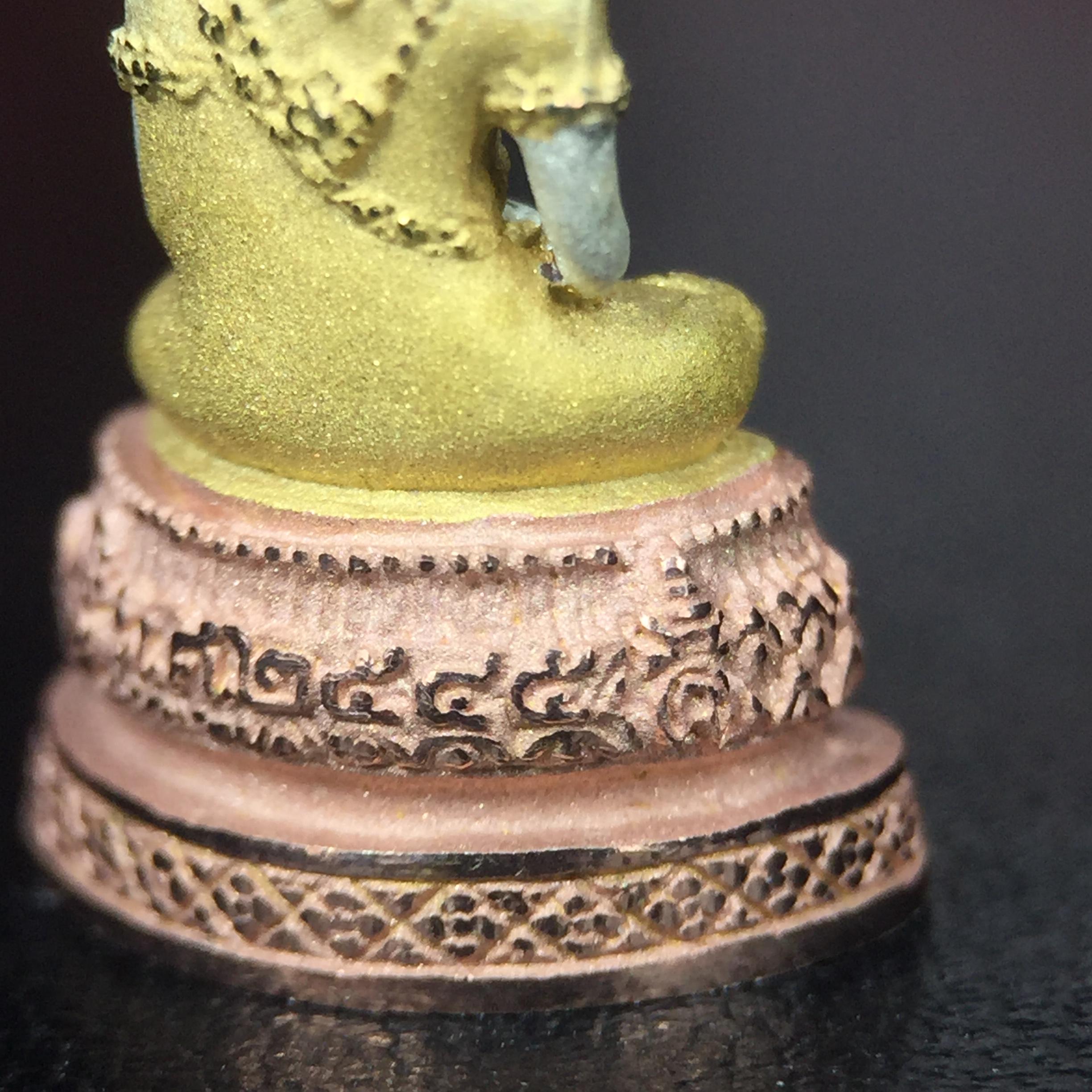 พระแก้วมรกต ภปร.(รุ่นแรก) ปี2545 รุ่นฉลองกรุงรัตนโกสินทร์ครบ 220 ปี พิมพ์ลอยองค์เล็ก เนื้อเงินบริสุทธิ์ 92.5% (สามกษัตริย์) ขนาด 10*19 มม. พร้อมกล่องบรรจุเดิม สวยครบสมบูรณ์