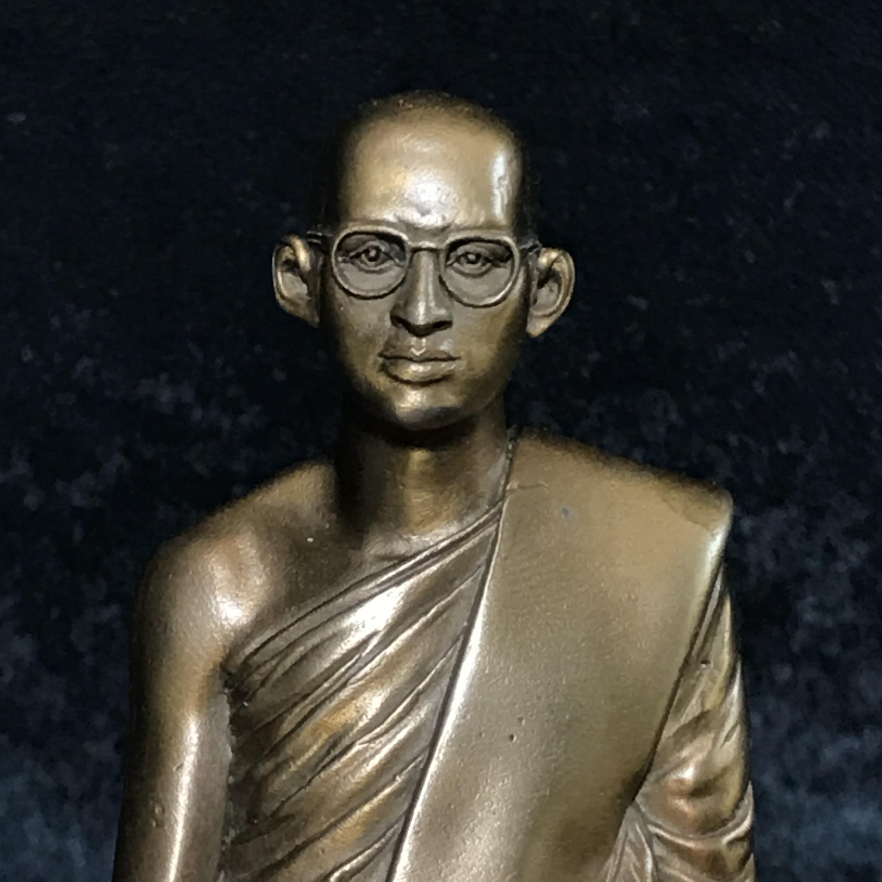 พระบรมรูปพระบาทสมเด็จพระเจ้าอยู่หัวรัชกาลที่9 ทรงผนวช(หน้าตัก2นิ้ว) เนื่องในโอกาสมหามงคลเฉลิมพระชนมพรรษา 7 รอบ 84 พรรษา 5 ธันวาคม 2554 (ใต้ฐานบรรจุผงจิตรลดามหามงคล และเส้นพระเจ้า ร.9)(คัดสภาพสวย แบบนิยม พร้อมครอบเดิม)(หายาก)