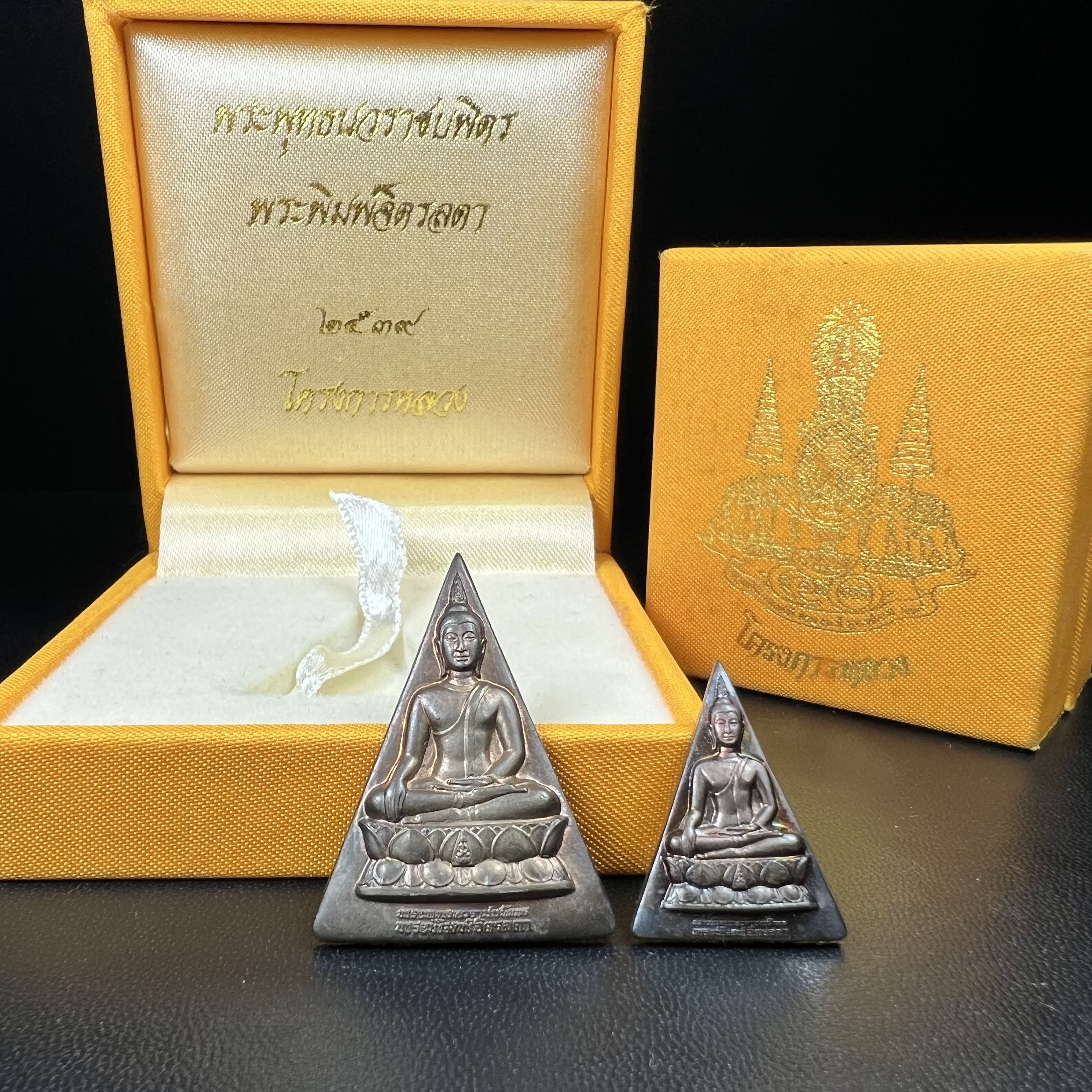 พระพุทธนวราชบพิตร พระพิมพ์จิตรลดา โครงการหลวง ปี2539 (พิมพ์ใหญ่+พิมพ์เล็ก) เนื้อนวโลหะ พร้อมกล่องบรรจุเดิม พิธีใหญ่ ปลุกเสกวัดพระแก้ว(1ชุด 2 องค์)