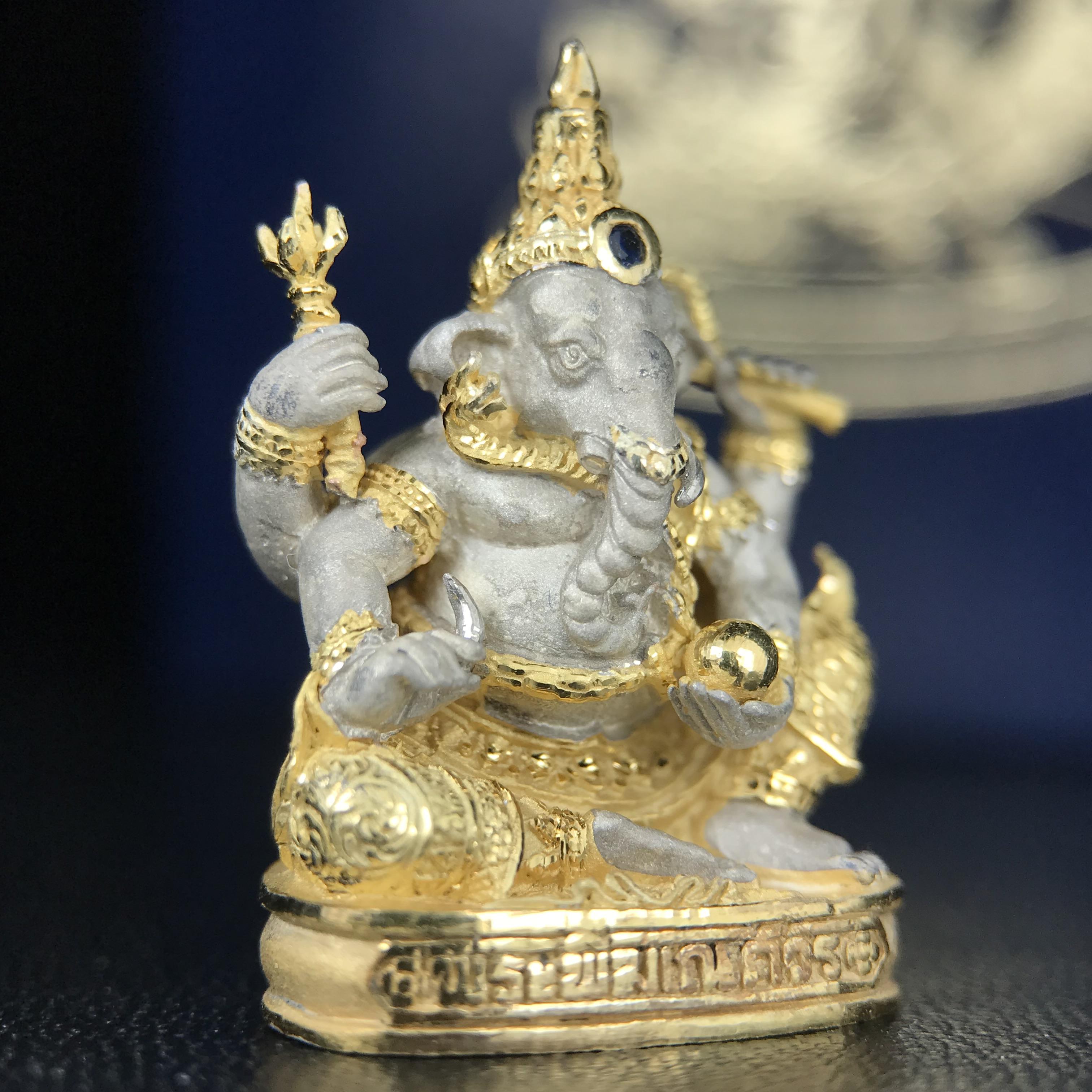 พระพิฆเนศ เทวสถานโบสถ์พราหมณ์ ปี 2539 รูปหล่อลอยองค์พระพิฆเณศวร เนื้อเงินสามกษัตริย์ ฝังพลอยน้ำเงิน(พ่นทรายขัดเงาบางส่วน) พิมพ์ใหญ่ขนาดประมาณ 1.8 * 2.5 ซม. ผลิตโดย บ.แพรนด้า จิวเวลรี่( พิธีใหญ่ พุทธศิลป์งดงาม)อีกหนึ่งรุ่นยอดนิยม (1 ใน 4999 องค์)หายาก