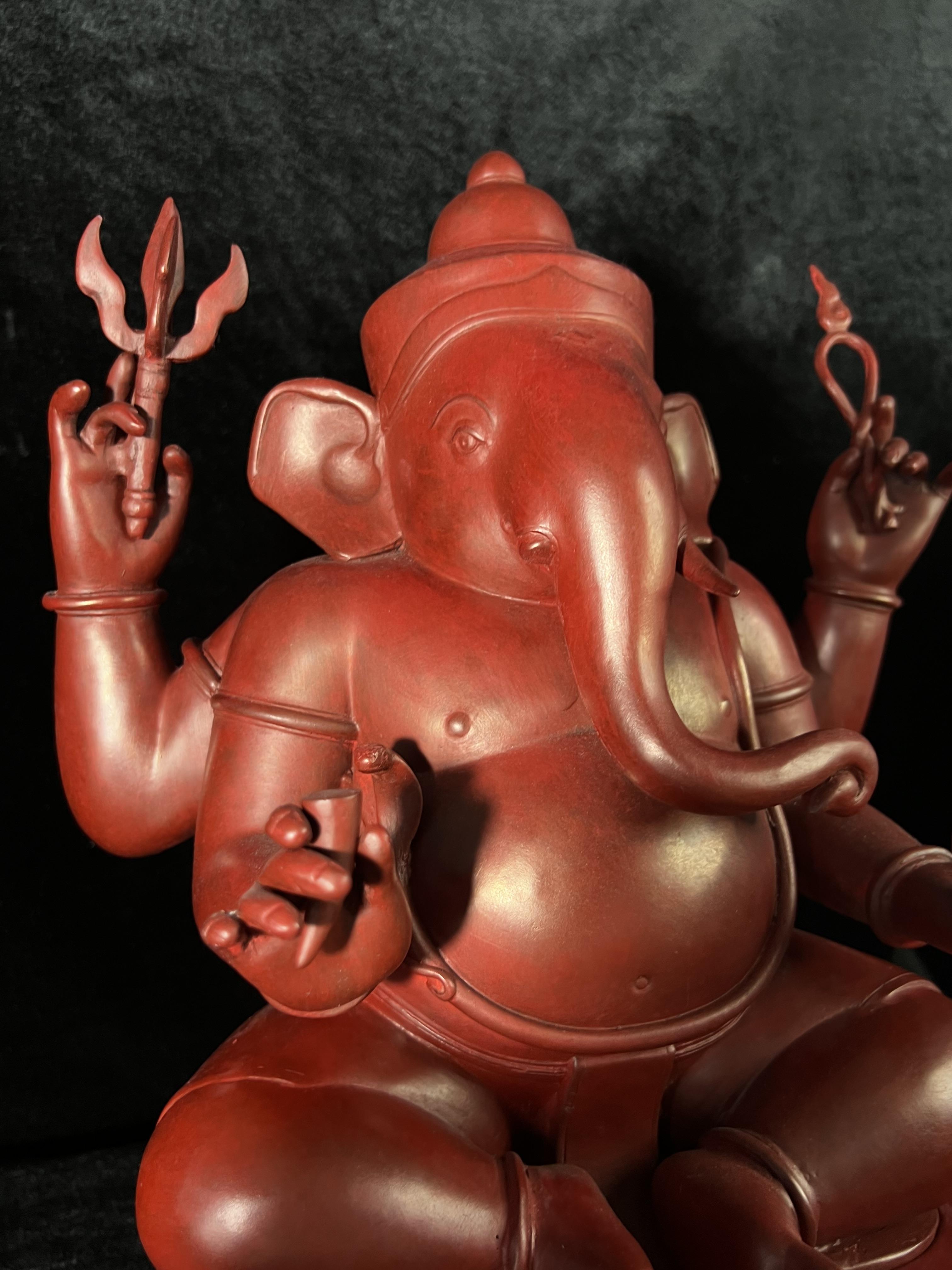 พระพิฆเนศวร 65 ปี คณะจิตรกรรมฯ มหาวิทยาลัยศิลปากร ปี 2551 ขนาดบูชาลอยองค์ หน้าตัก 9 นิ้ว(เนื้อสำริดแดงพลาติน่า)***สีแดงหายาก*** ออกแบบและปั้นโดย รองศาสตราจารย์วิชัย สิทธิรัตน์ ปัจจุบันดำรงตำแหน่งทางวิชาการเป็นศาตราจารย์ ศิลปินแห่งชาติสาขาประติมากรรม