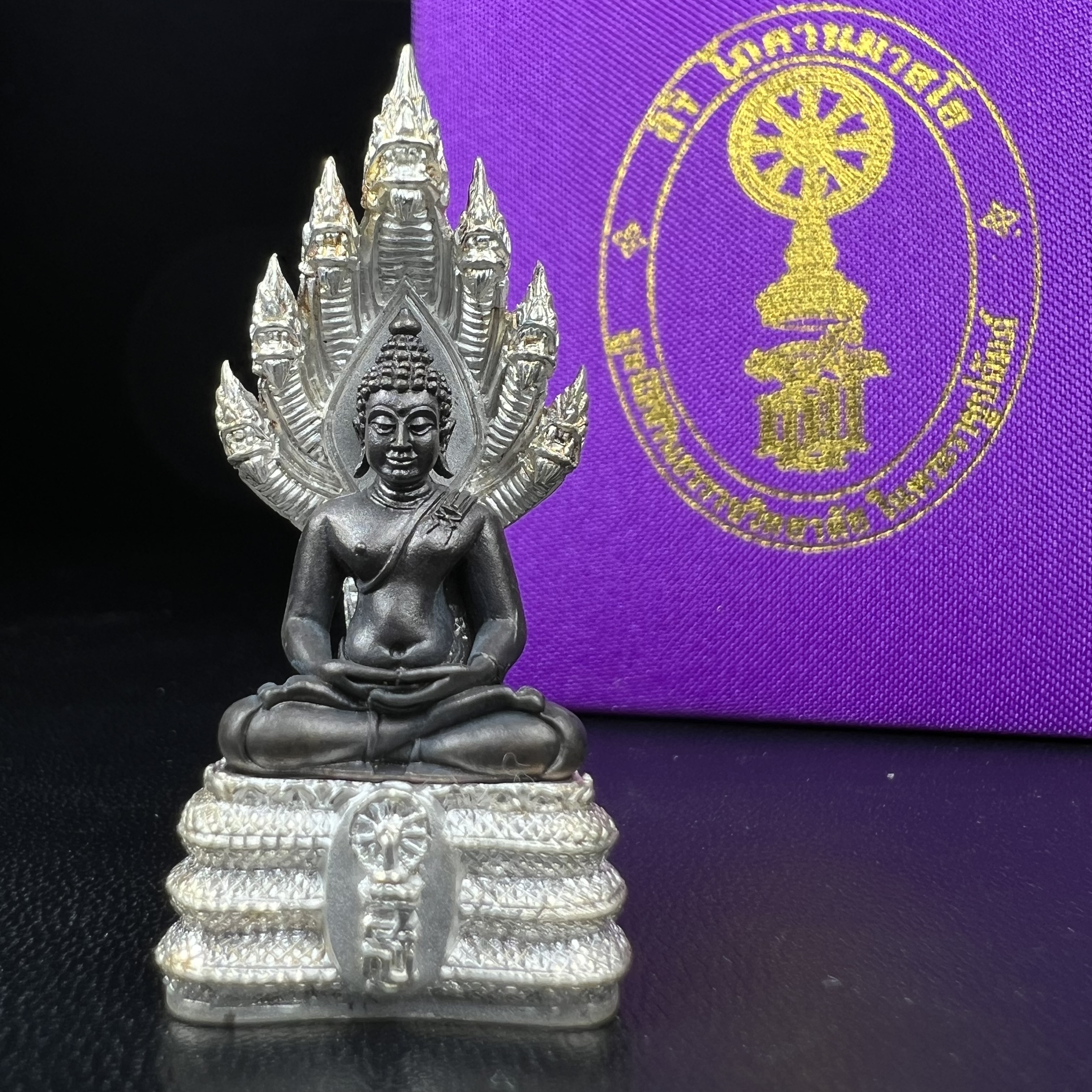 พระนาคปรก สธ. รุ่นสร้างพระอุโบสถเฉลิมพระเกียรติ 4 รอบ 84 พรรษา สมเด็จพระเทพรัตนราชสุดาฯ วัดบวรนิเวศวิหาร ปี 2543 พิมพ์ใหญ่ องค์พระเนื้อนวโลหะ ฐานนาคปรกเนื้อเงิน(สภาพ สวย )พิธีใหญ่ พุทธศิลป์งดงาม หายาก(องค์หมายเลขสวย ๒๖๖) (1 ใน 1999 องค์)