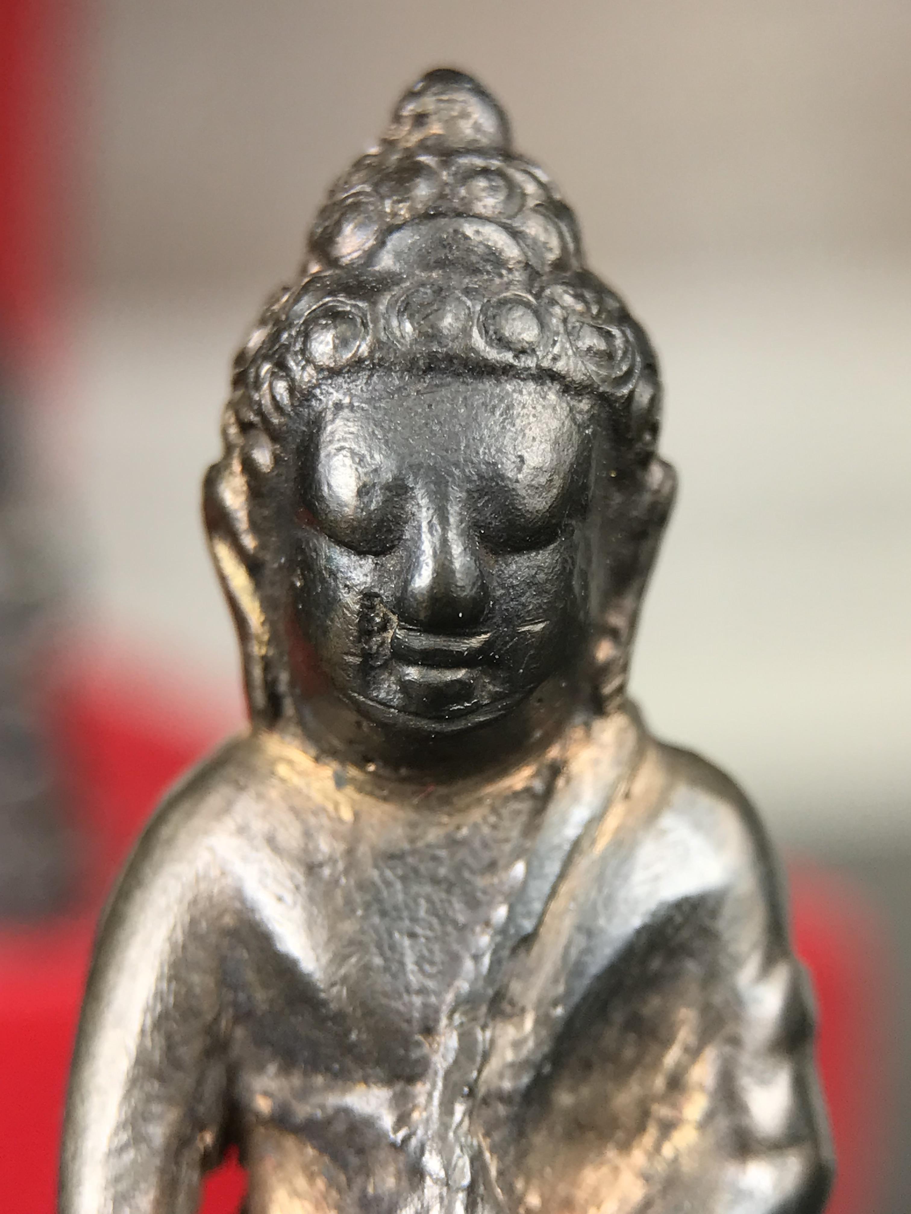 พระกริ่ง-พระชัยวัฒน์ ปวเรศ วัดบวรนิเวศวิหาร ปี 2530 พระบาทสมเด็จพระเจ้าอยู่หัวรัชกาลที่ 9 เจริญพระชนมพรรษา 5 รอบนักษัตริย์(ในหลวง ร.9 เสด็จเททอง)(บรรจุผงจิตรลดาเส้นเกศาในหลวงรัชกาลที่9)พร้อมสูจิบัตรเดิมตอนจัดสร้าง(สภาพสวยครบสมบูรณ์))พิธีใหญ่ รุ่นยอดนิยม