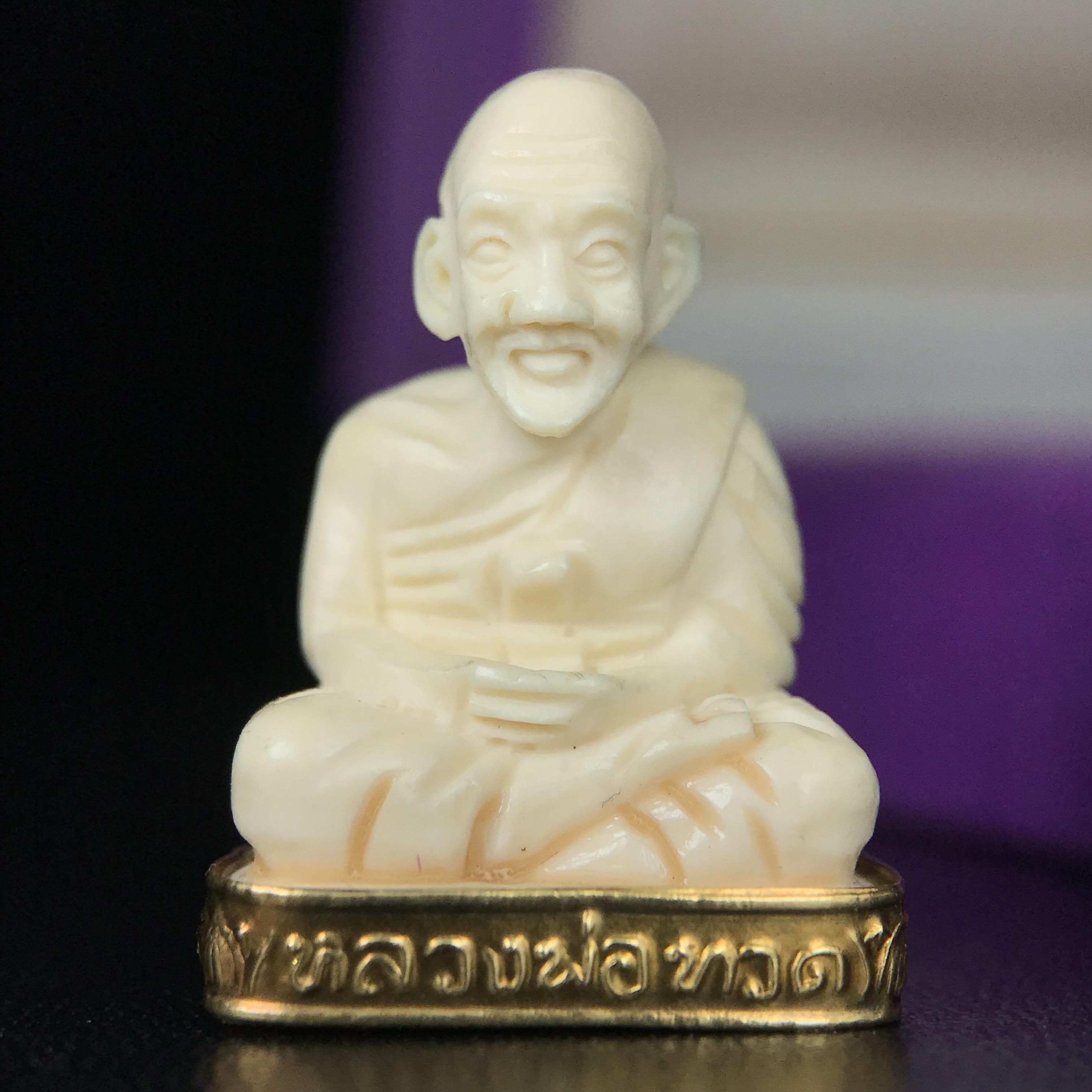 สมเด็จหลวงพ่อทวด รุ่นคชสารหมื่นปี (ศิลปาชีพ) วัดช้างให้ ปี 2541โดยมีท่าน อ.นอง วัดทรายขาว เป็นเจ้าพิธี และมีเกจิร่วมปลุกเสก 108 รูป บรรจุผงว่านเก่าและดินกากยายักษ์(พิมพ์ลอยองค์ฐานทองคำโค๊ตทองคำ)พร้อมกล่องบรรจุครบ นิยมหายาก**ผิวสวยงานแกะพุทธศิลป์สวยงดงาม**