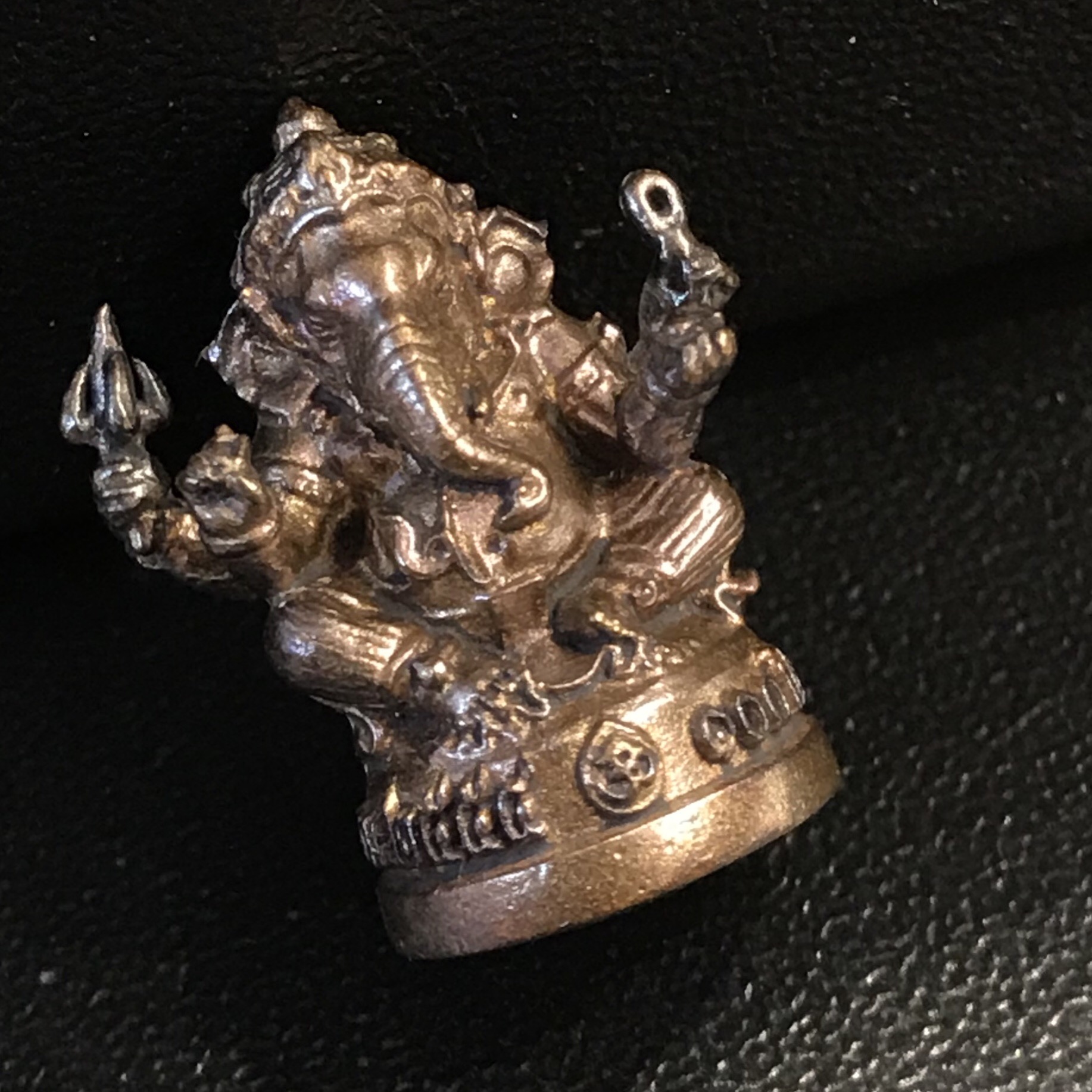 พระพิฆเนศ รุ่นครบรอบ100 ปี กรมศิลปากร ปี2556 พิมพ์ลอยองค์ เนื้อโลหะผสม ปางบรมครู(องค์นั่ง)สูง 1 นิ้ว