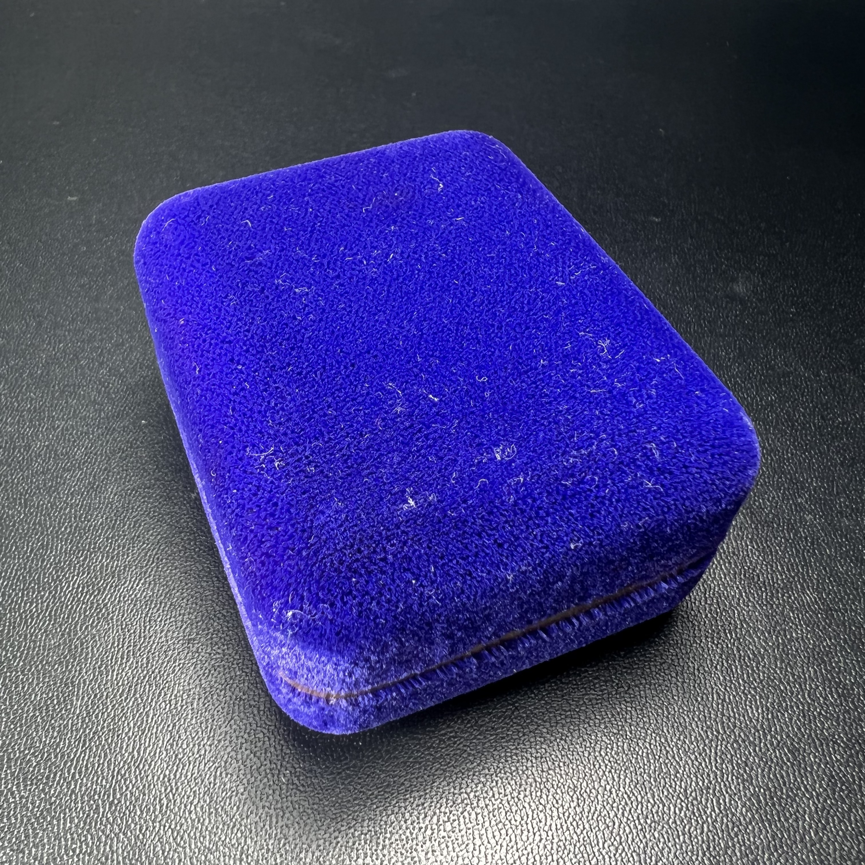 เหรียญพระอวโลกิเตศวร เจ้าแม่กวนอิมหลังมังกรคาบลูกแก้ว พระเทพกวี สมเด็จพระวันรัต วัดบวรนิเวศวิหาร กทม. ปี2536 ปลุกเสกพิธีใหญ่ ตอกโค๊ตขอบเหรียญ เนื้อเงินขัดเงาพ่นทราย ขนาด 3 ซม. พร้อมกล่องบรรจุเดิมครบ สภาพสวย